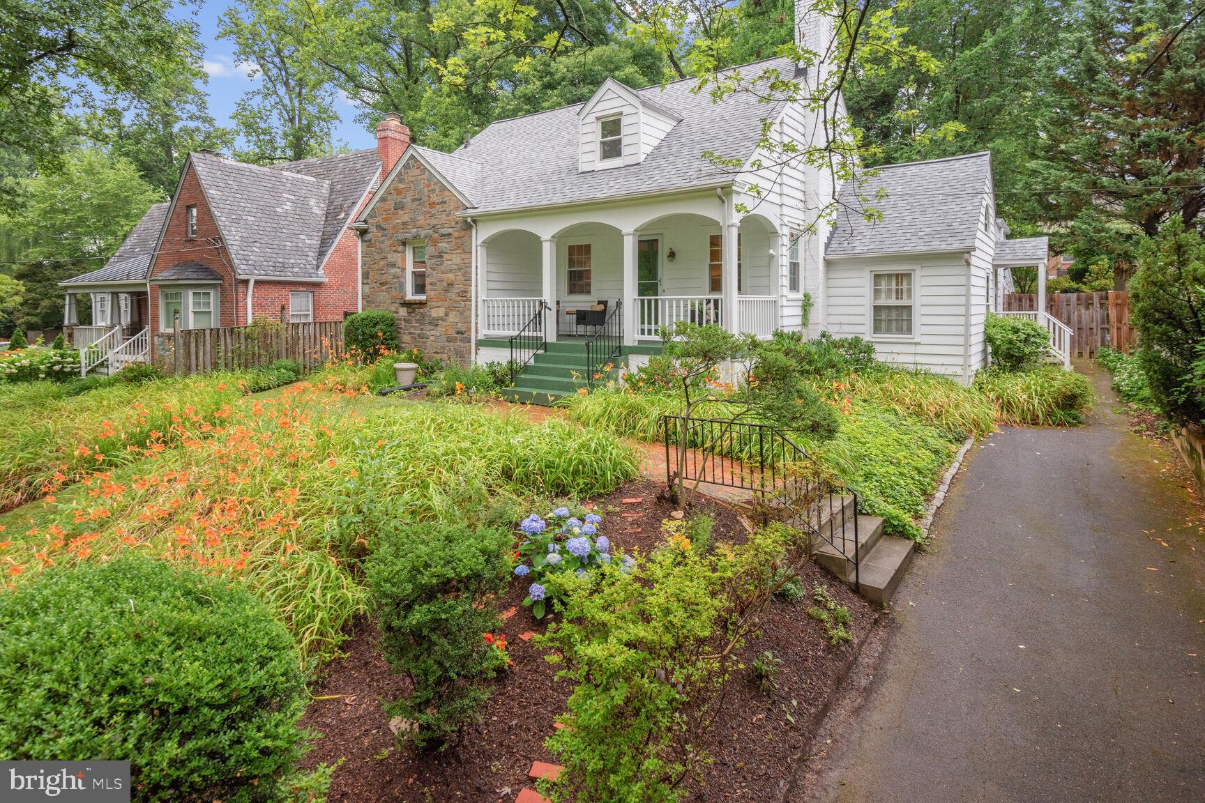 ENGLISH VILLAGE - Residential