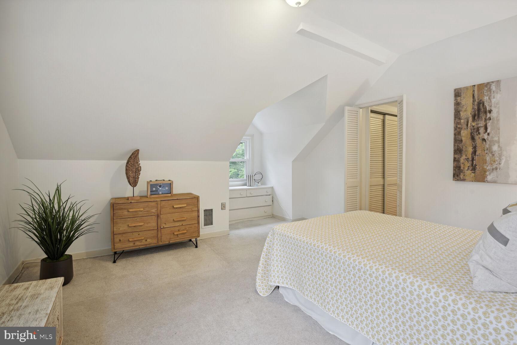 ENGLISH VILLAGE - Residential