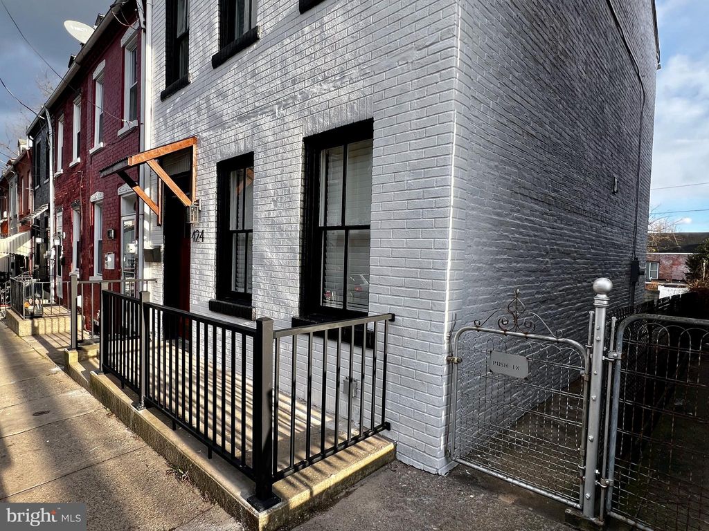 Photo of 424 Poplar Street, Lancaster, PA 17603 (MLS # PALA2044416)