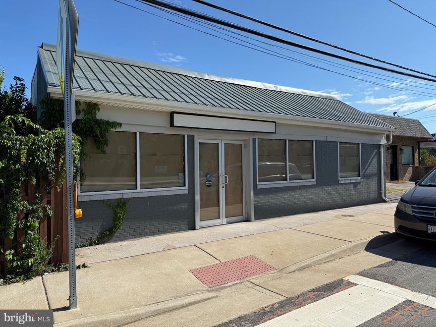 Retail/Showroom Space on Rt 55 in Front Royal, VA.
Two Retail Spaces, Restroom, and Back Office.
Gleaming Hardwood Floors