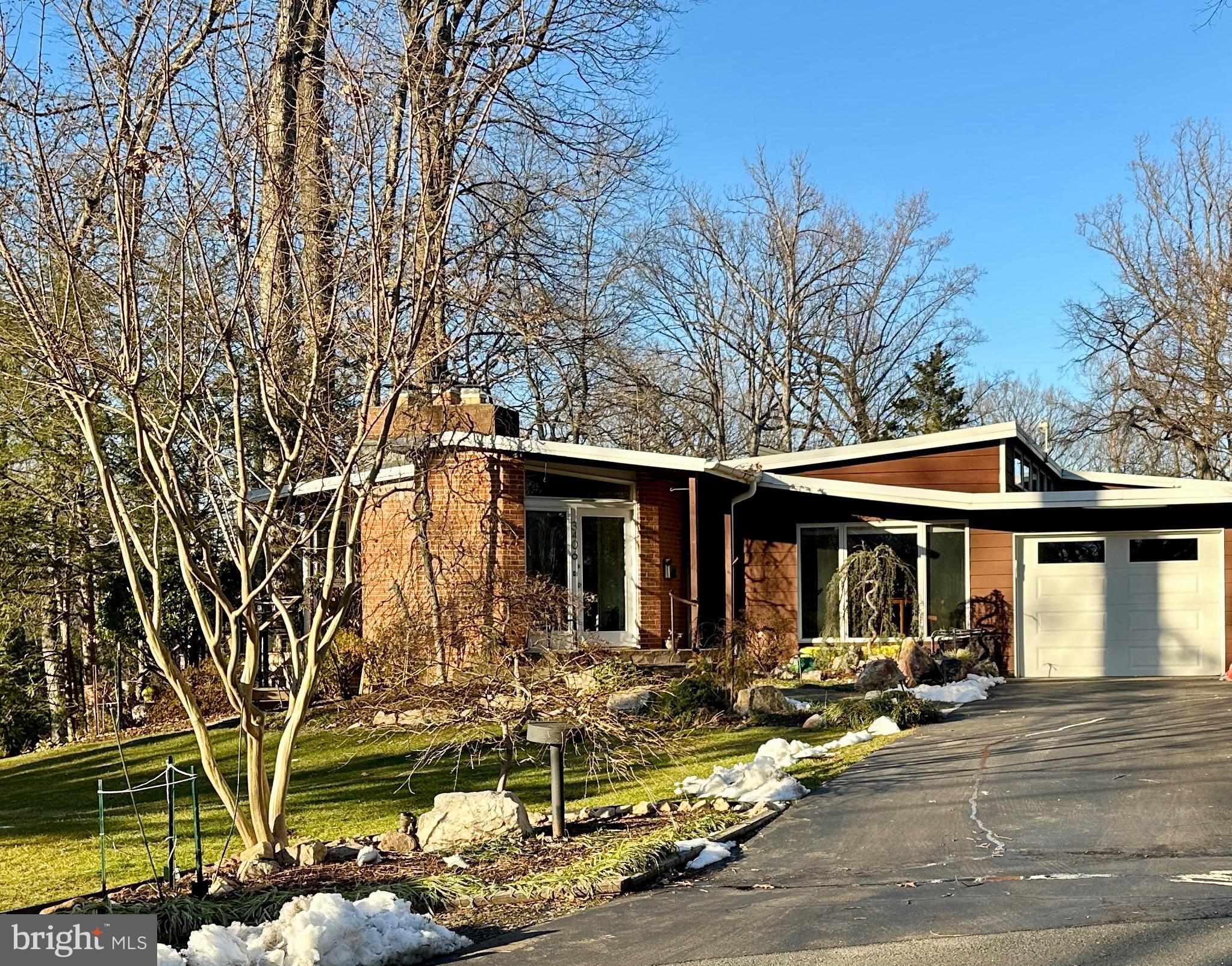LAKE BARCROFT - Residential
