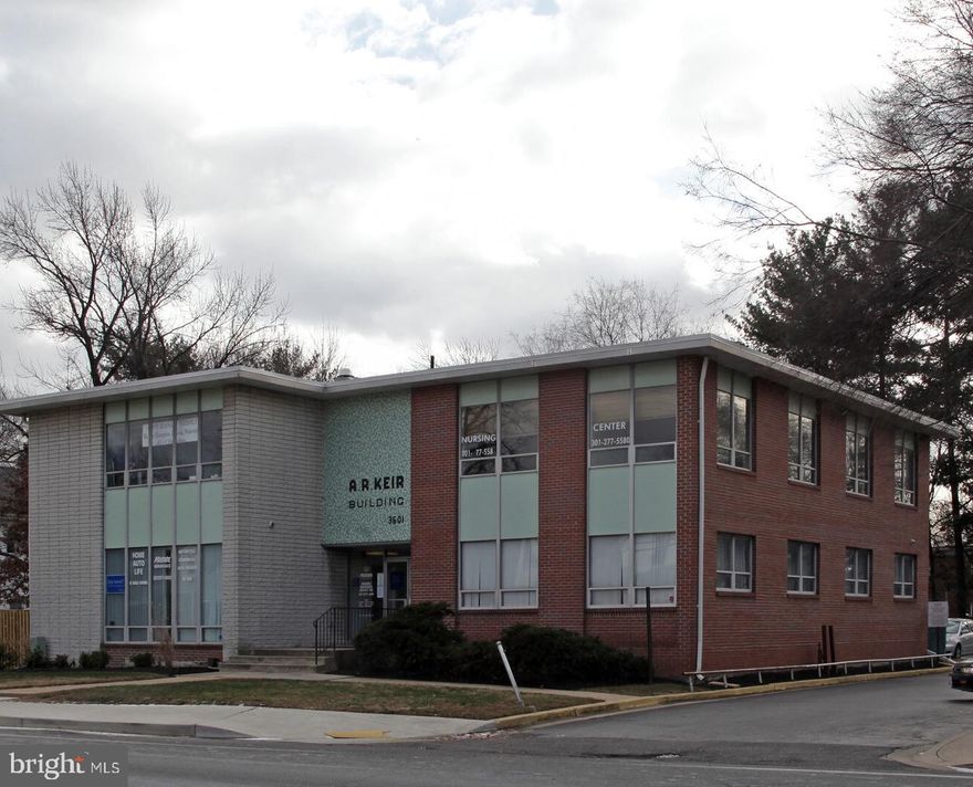 Choose 1 $850 or 2 offices $1700--**  Office for lease **     **  UTILITIES INCLUDED !!!  Yes, UTILITIES INCLUDED !!
Office consists of two areas  *  Shows very well  **  Lots of potential for small business or administration 
Located on a very busy street with great exposure.

Ready to move in