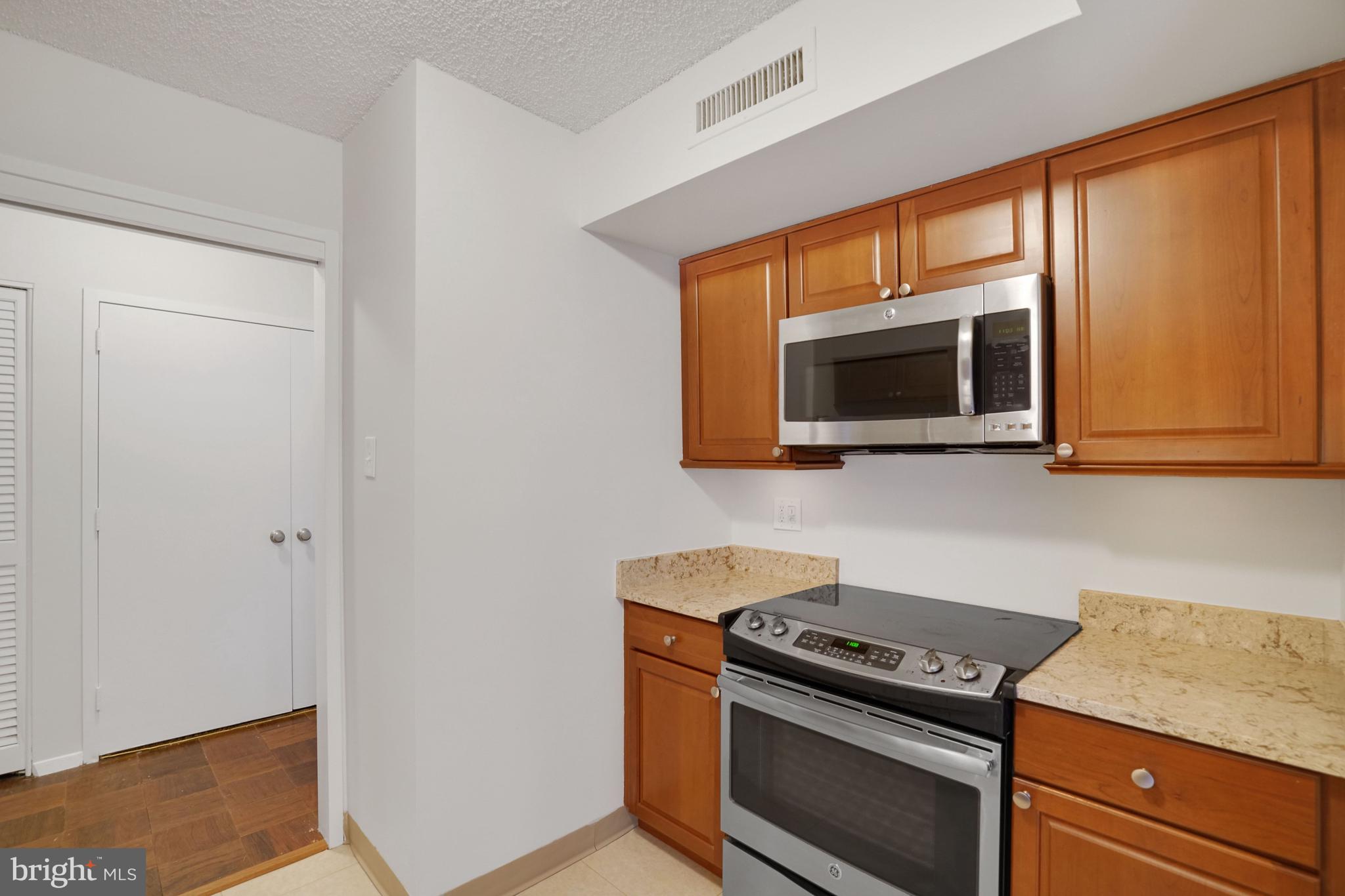 3800 FAIRFAX DRIVE 1211