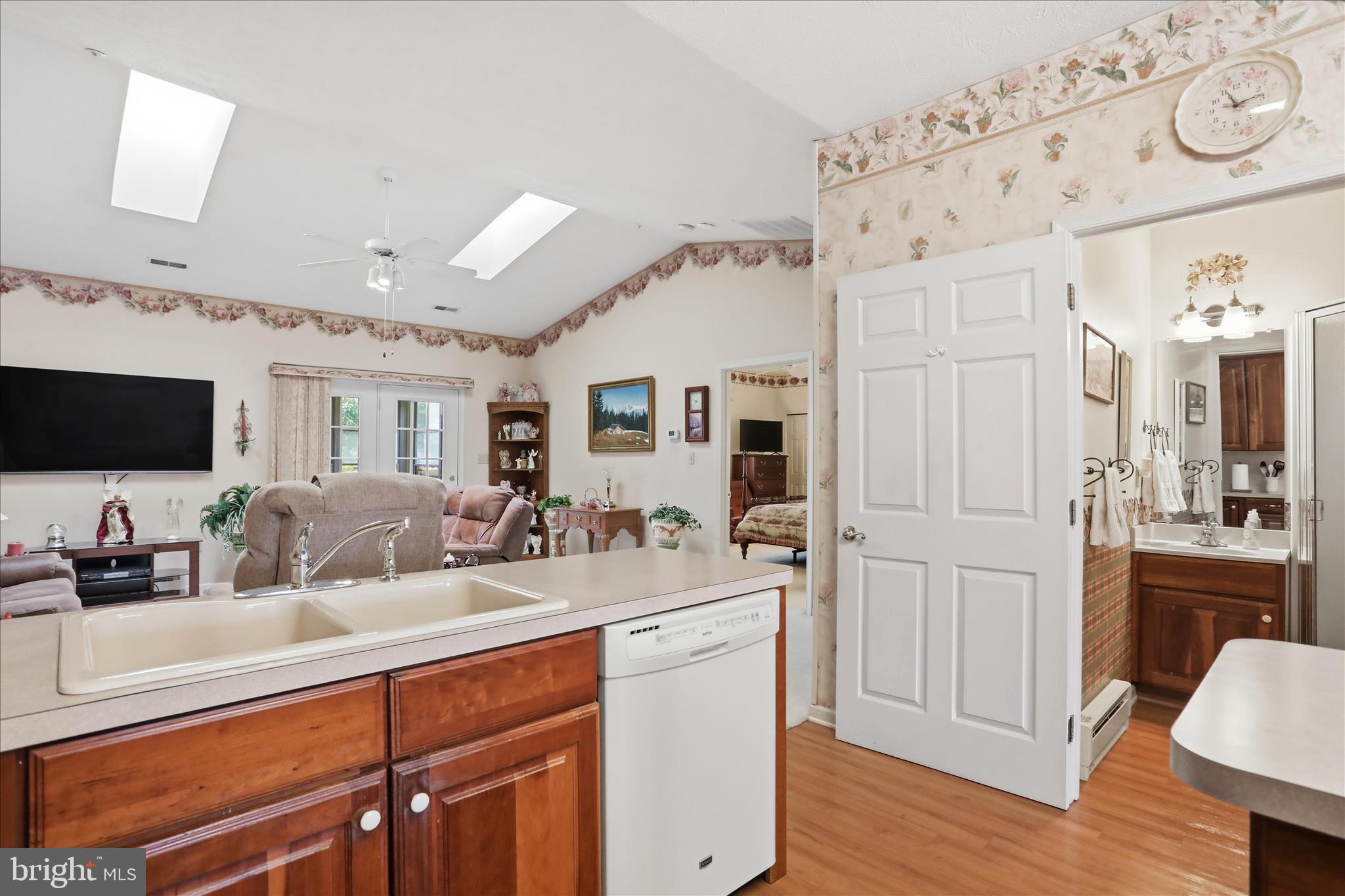 SUMMERLAND MANOR - Residential