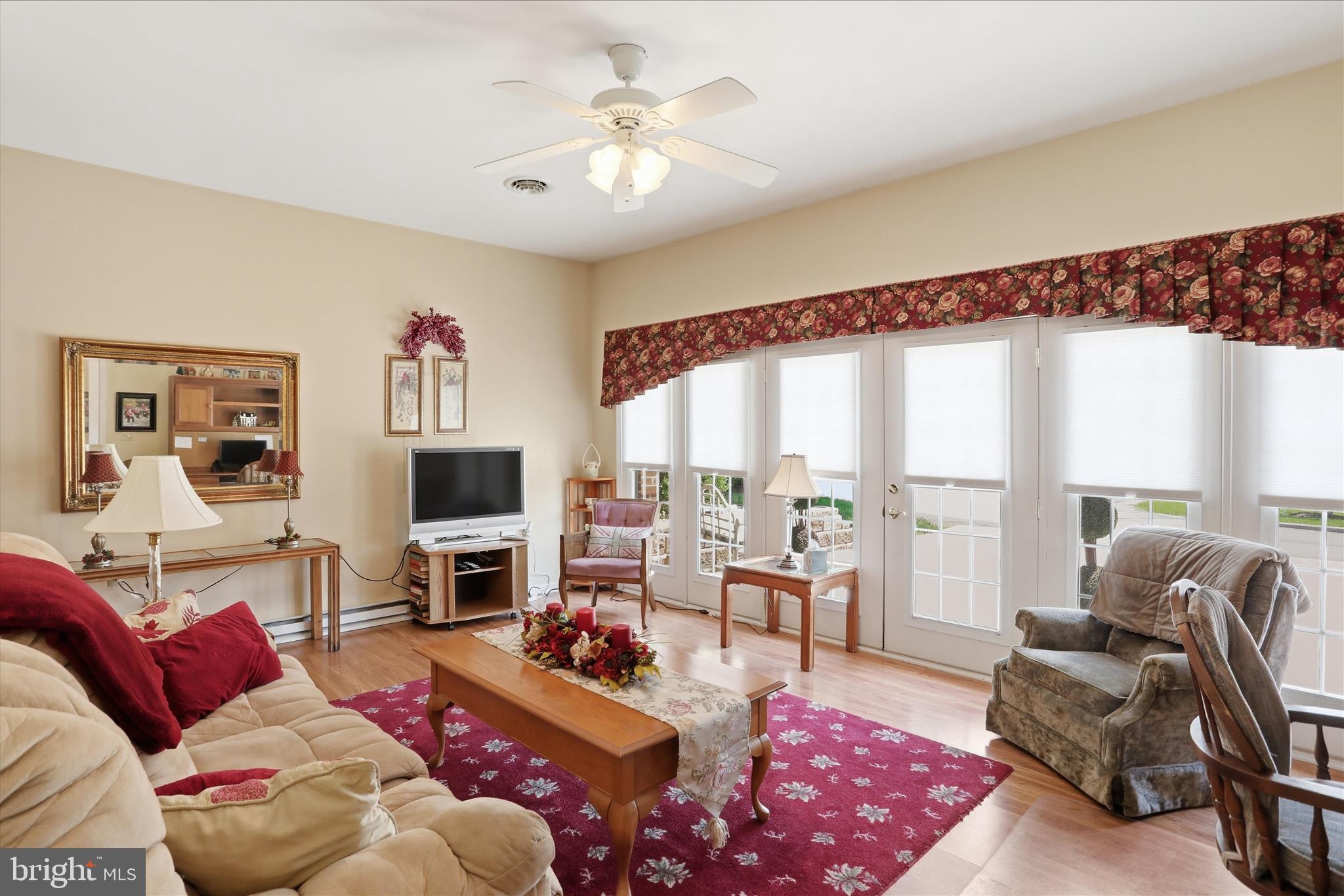 SUMMERLAND MANOR - Residential
