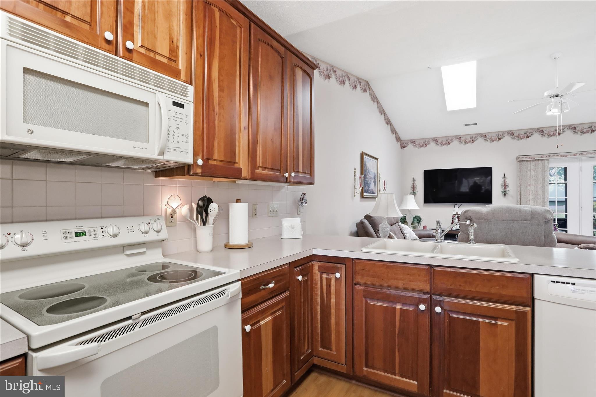 SUMMERLAND MANOR - Residential