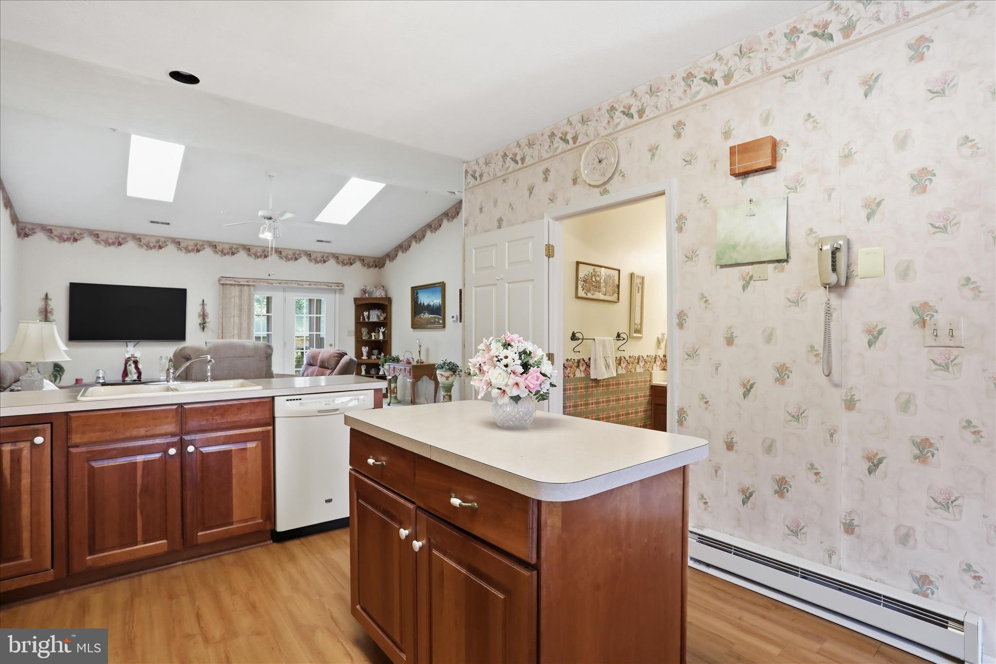 SUMMERLAND MANOR - Residential