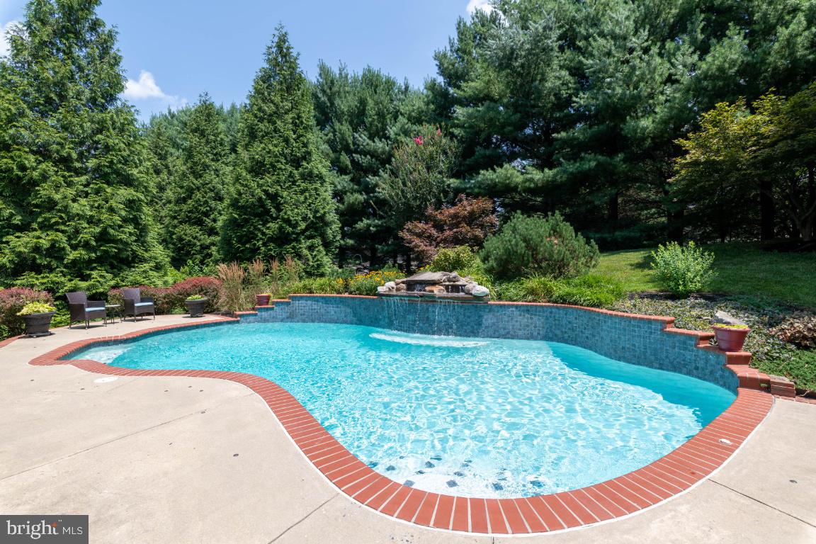 THE COURTYARDS OF GOVERNOR RUNS - Residential