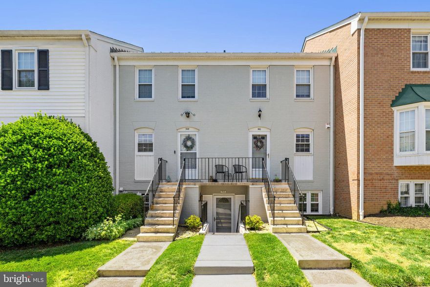 Convenient to Old Town Warrenton.  2 bedroom, 1 bath condo in Leeds Square community.  Spacious eat-in kitchen with ample cabinet space.  Large living room area-with sliding glass door that leads to the covered patio overlooking the common area.  Walking distance to Main Street & easy accessibility to Greenway trail.   
Community amenities include pool, playground, tennis court.