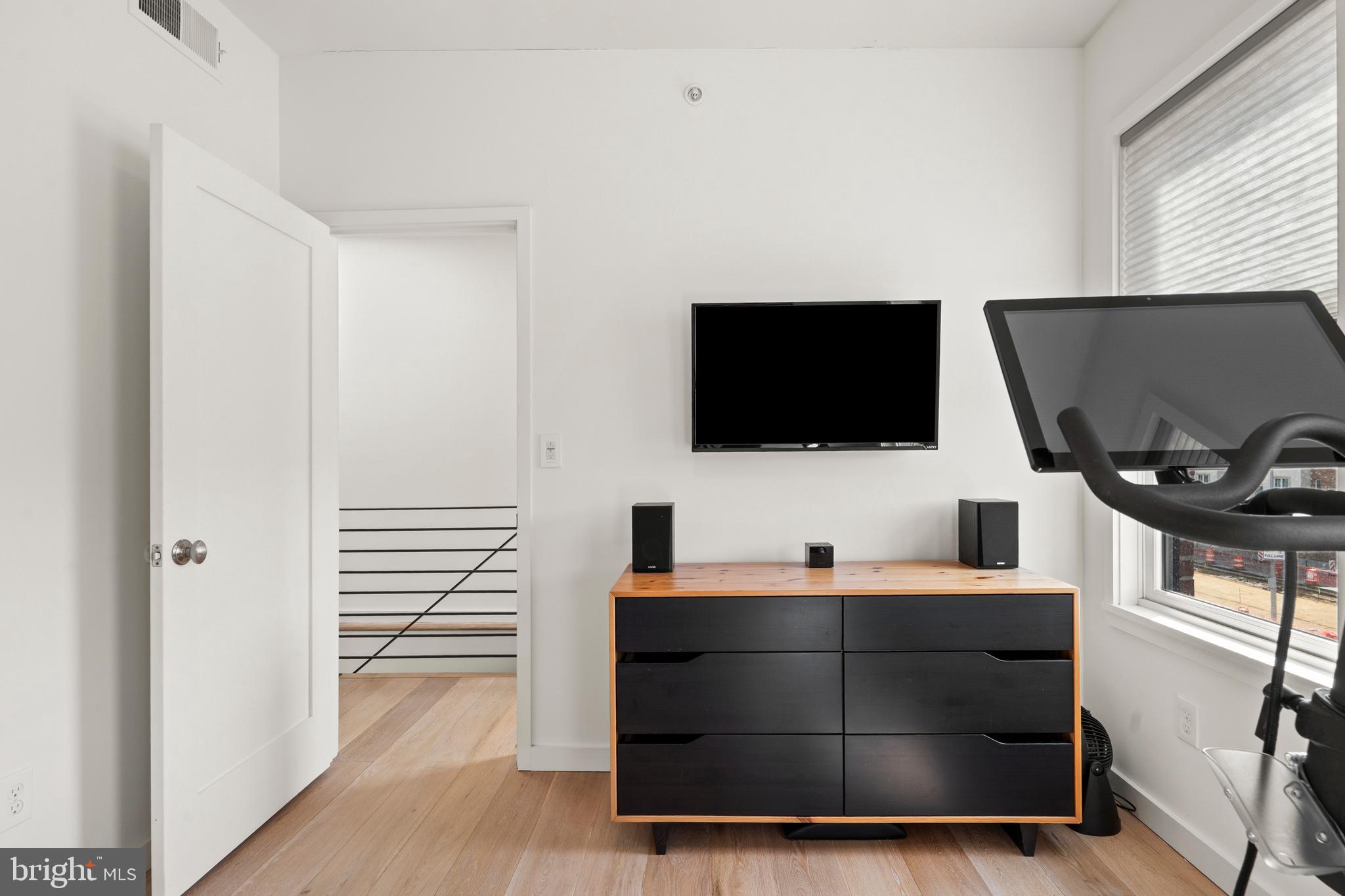 QUEEN VILLAGE - Residential