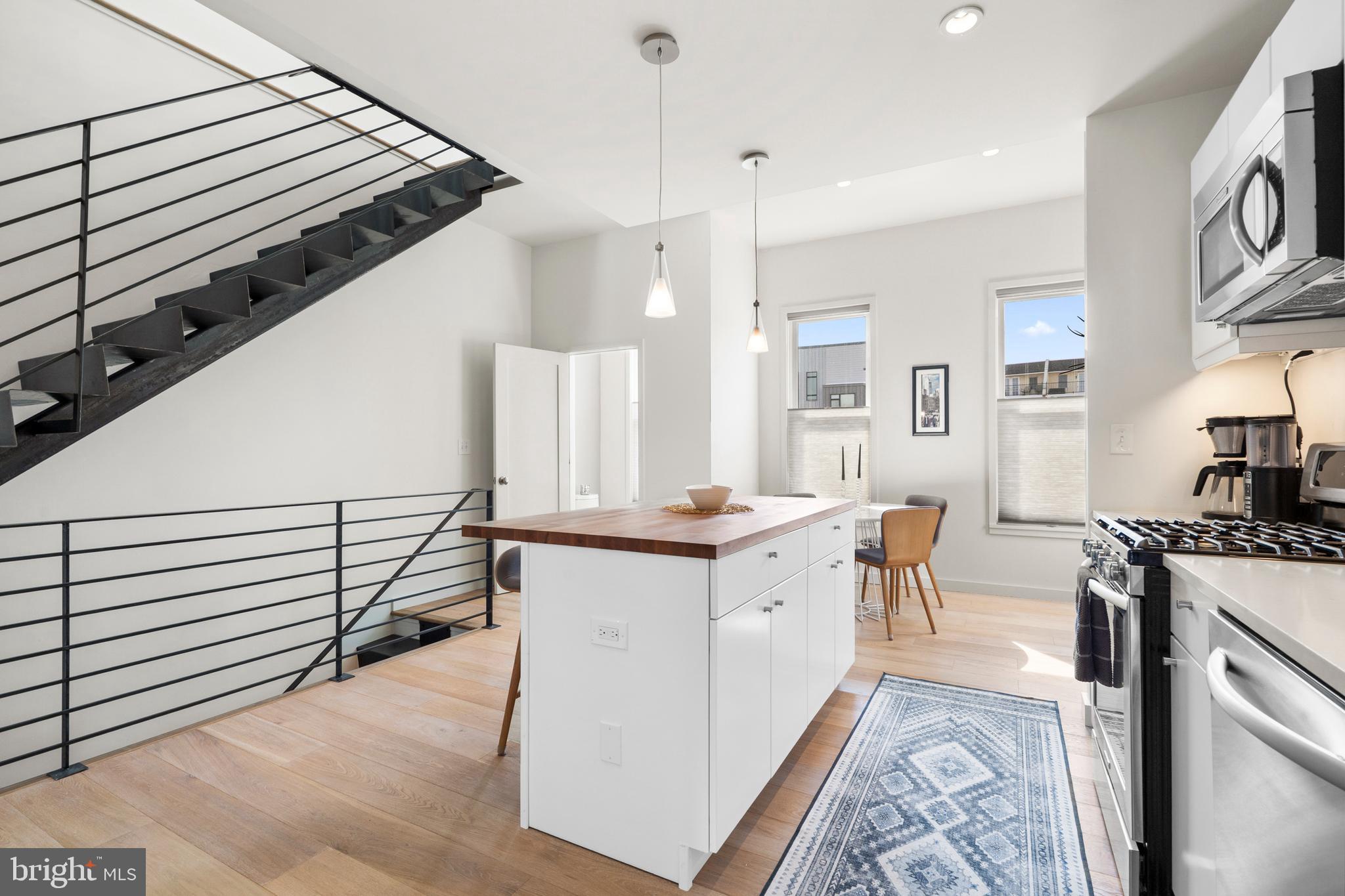 QUEEN VILLAGE - Residential