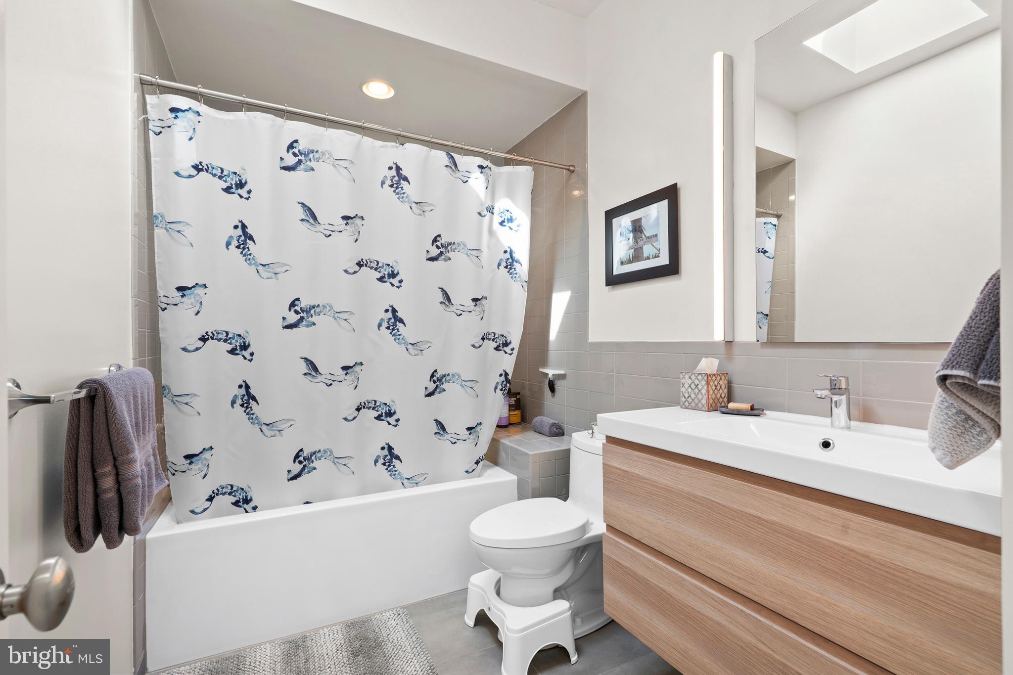 QUEEN VILLAGE - Residential