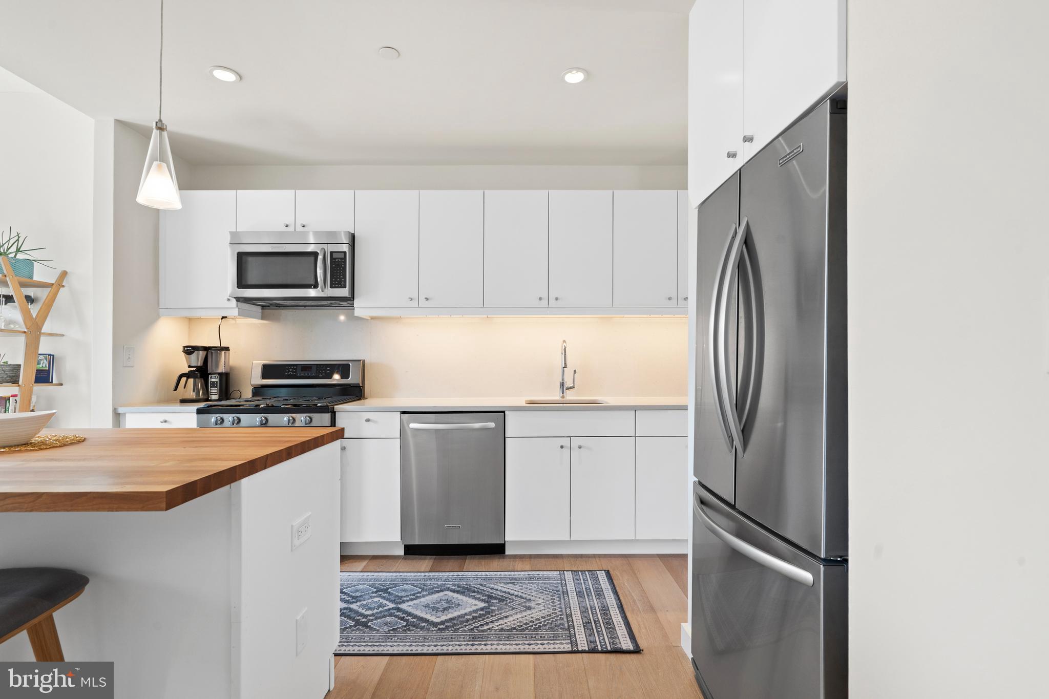 QUEEN VILLAGE - Residential