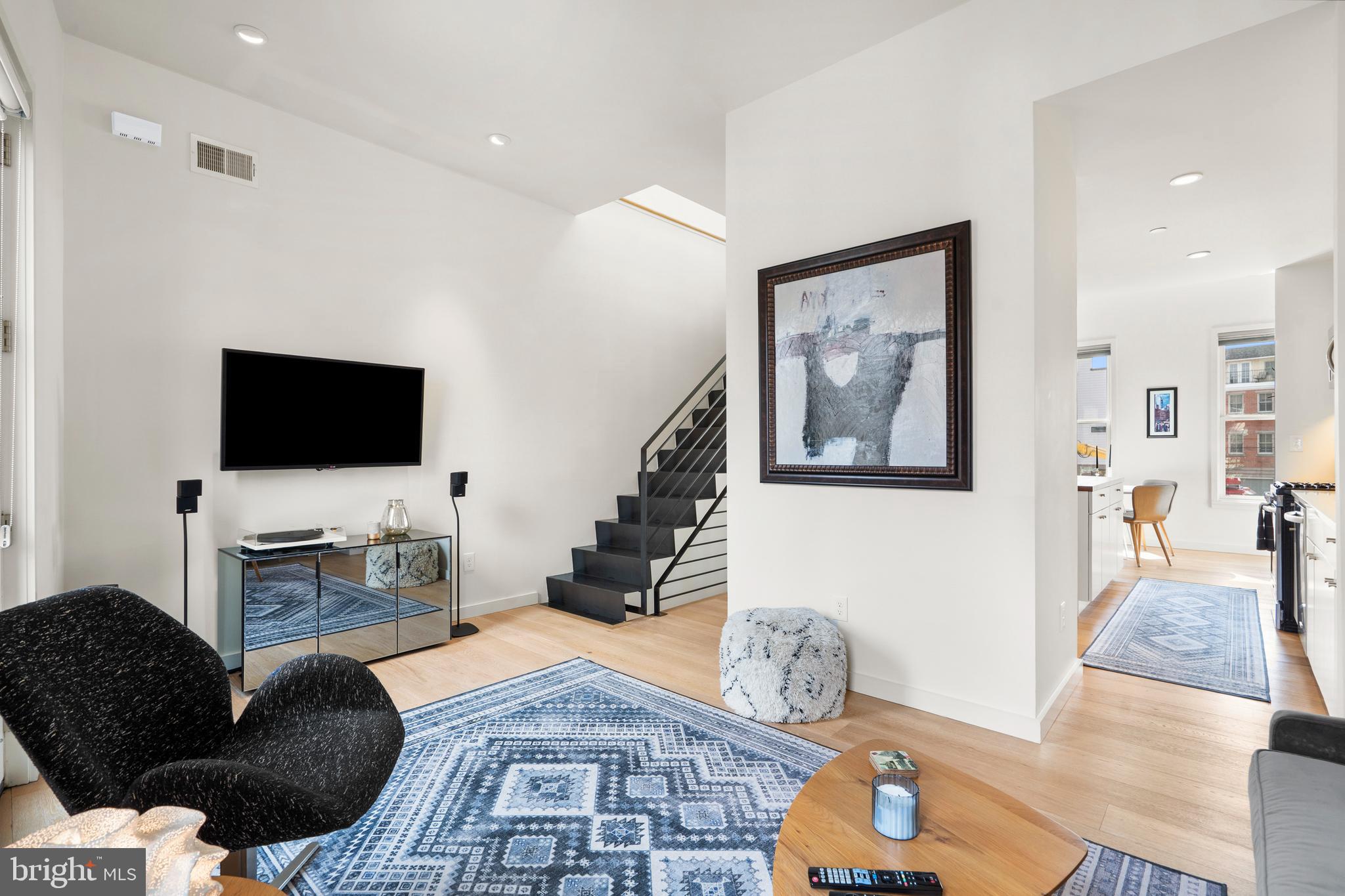 QUEEN VILLAGE - Residential