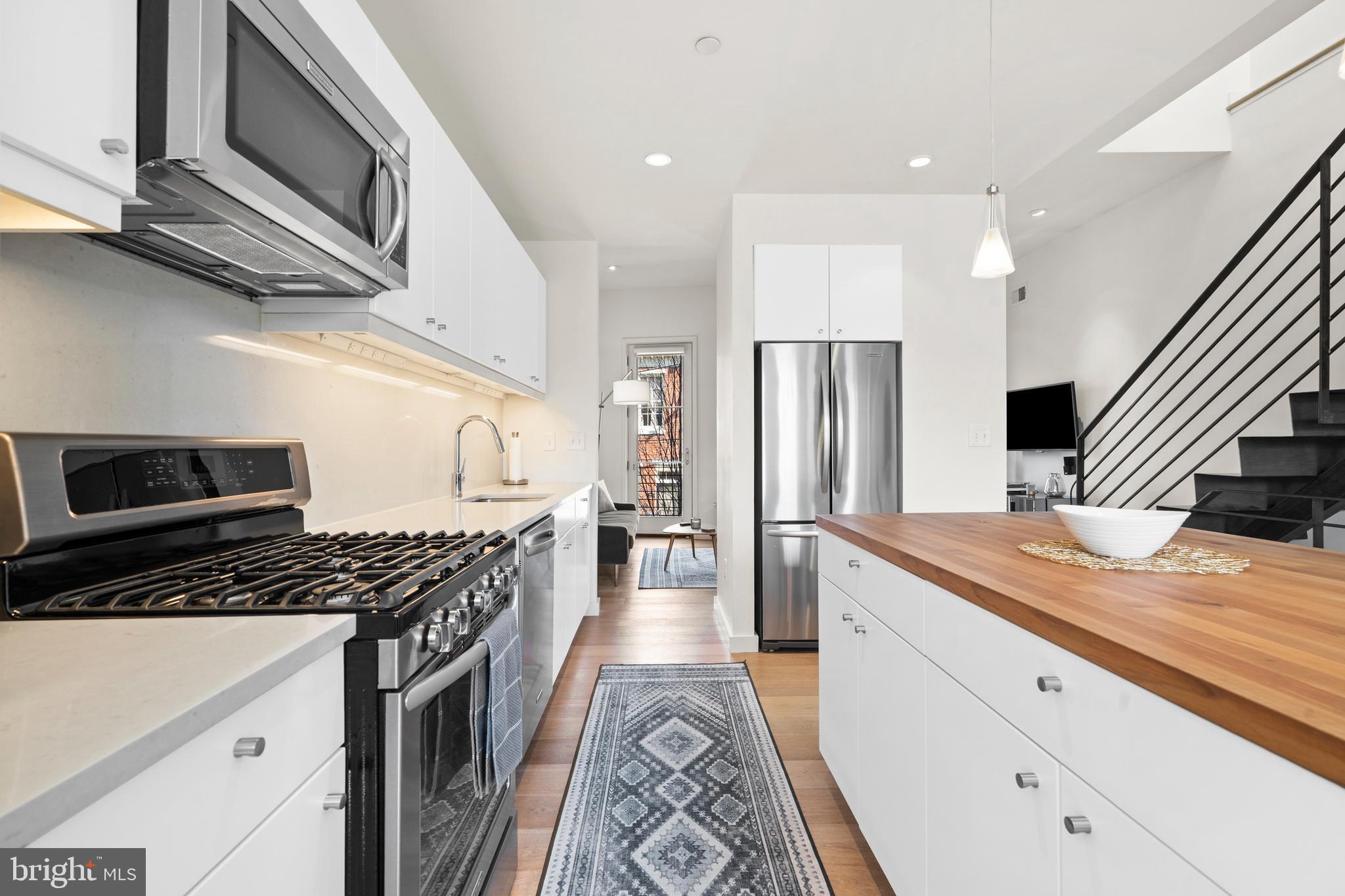 QUEEN VILLAGE - Residential