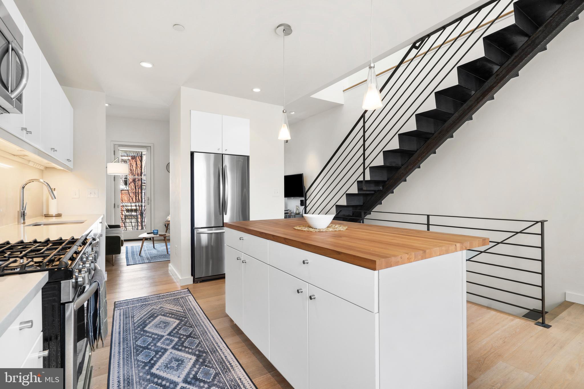 QUEEN VILLAGE - Residential