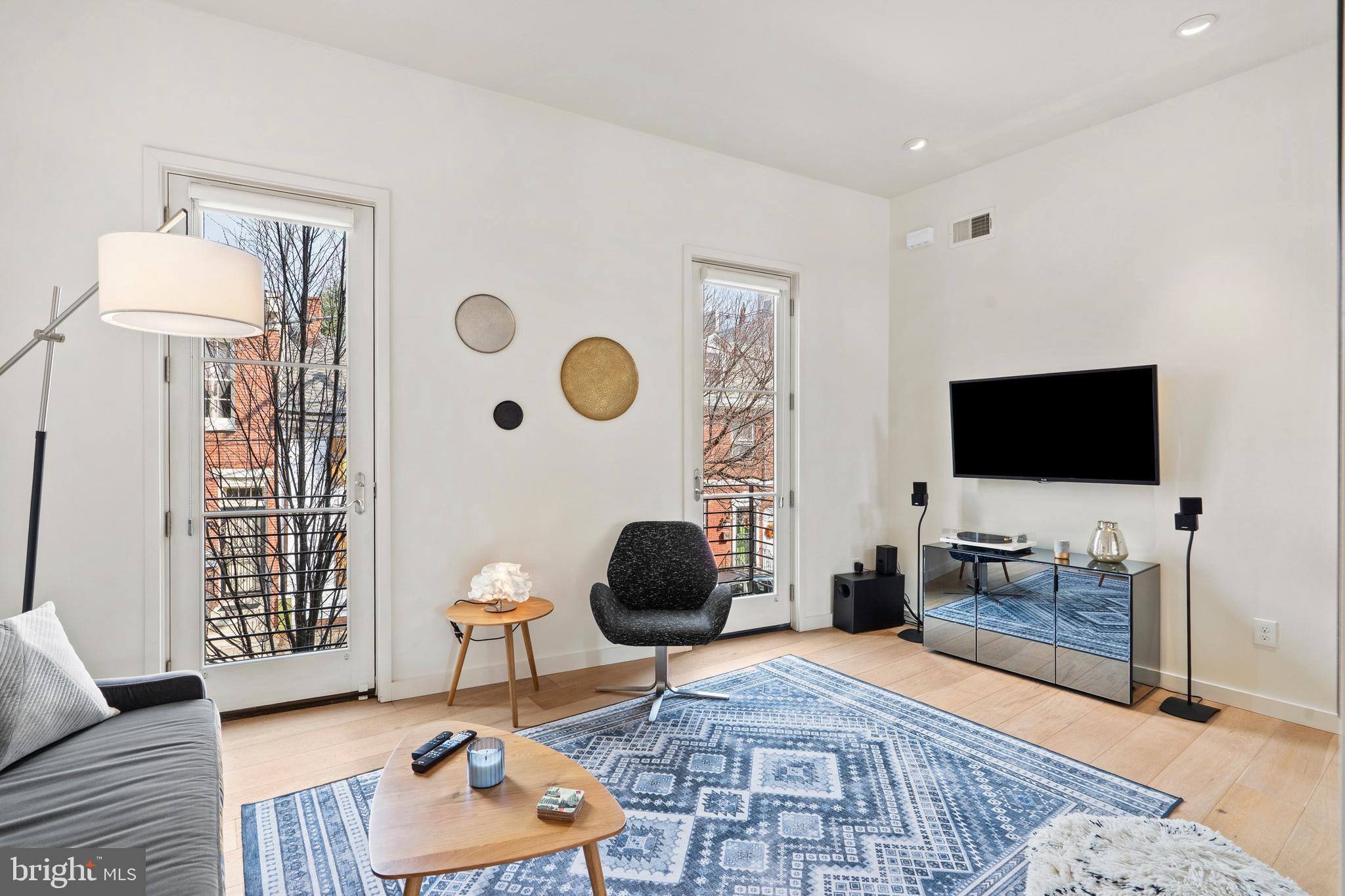 QUEEN VILLAGE - Residential