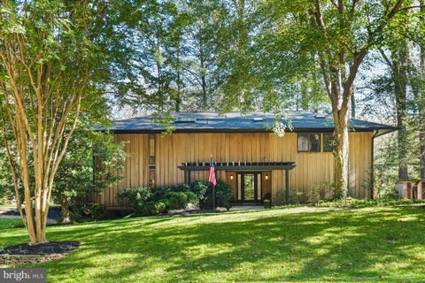 Photo of 849 Merriewood Lane, MCLEAN, VA 22102 (MLS # VAFX2347498)