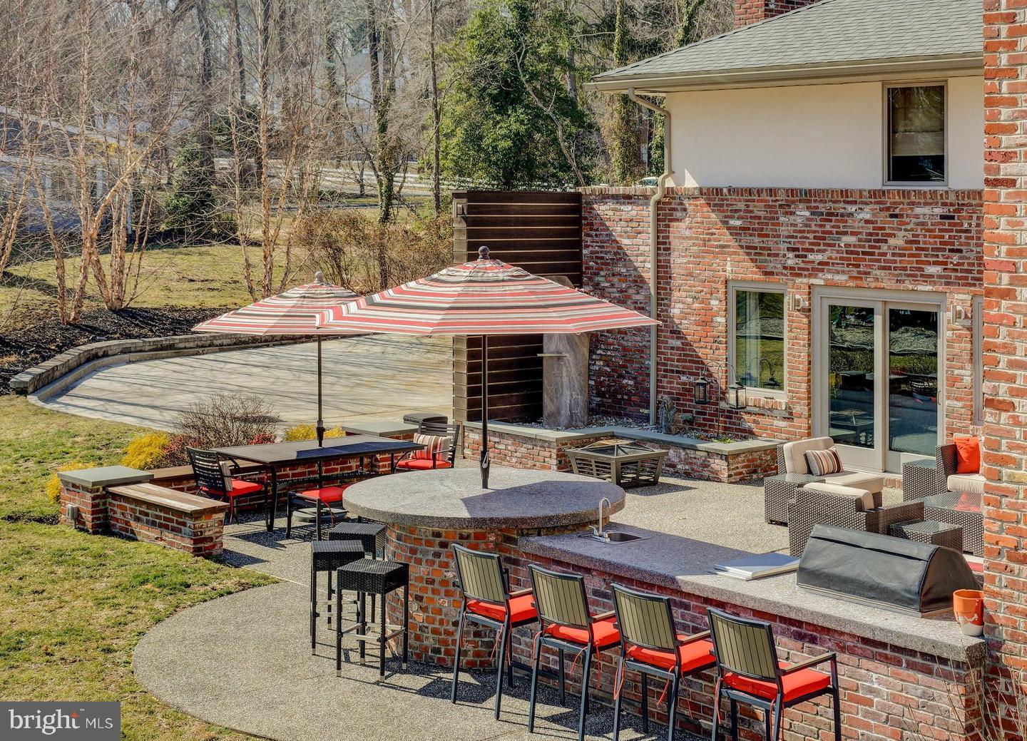 1127 WINDING DRIVE