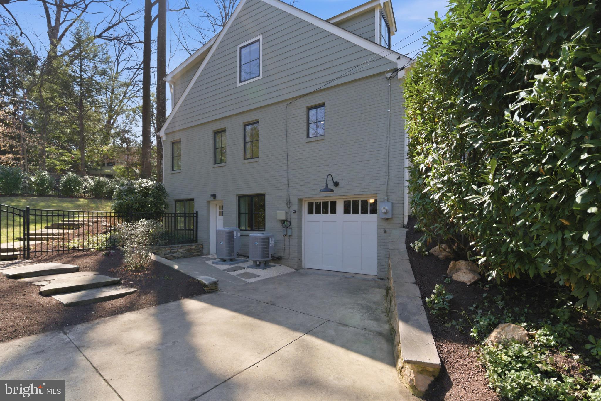 WILLIAMSBURG VILLAGE - Residential