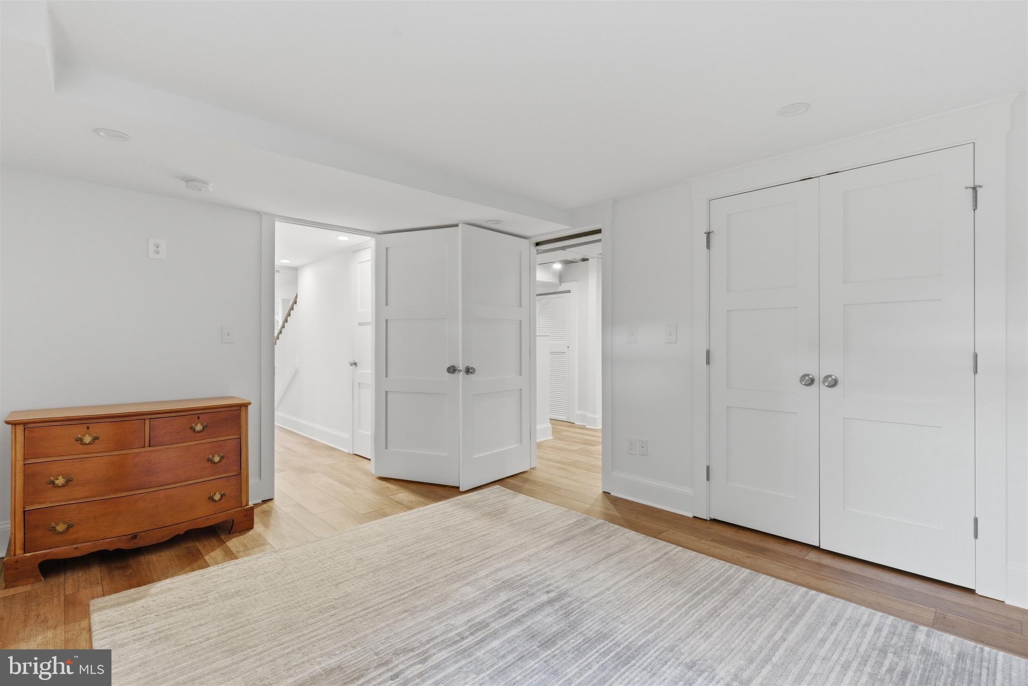 WILLIAMSBURG VILLAGE - Residential