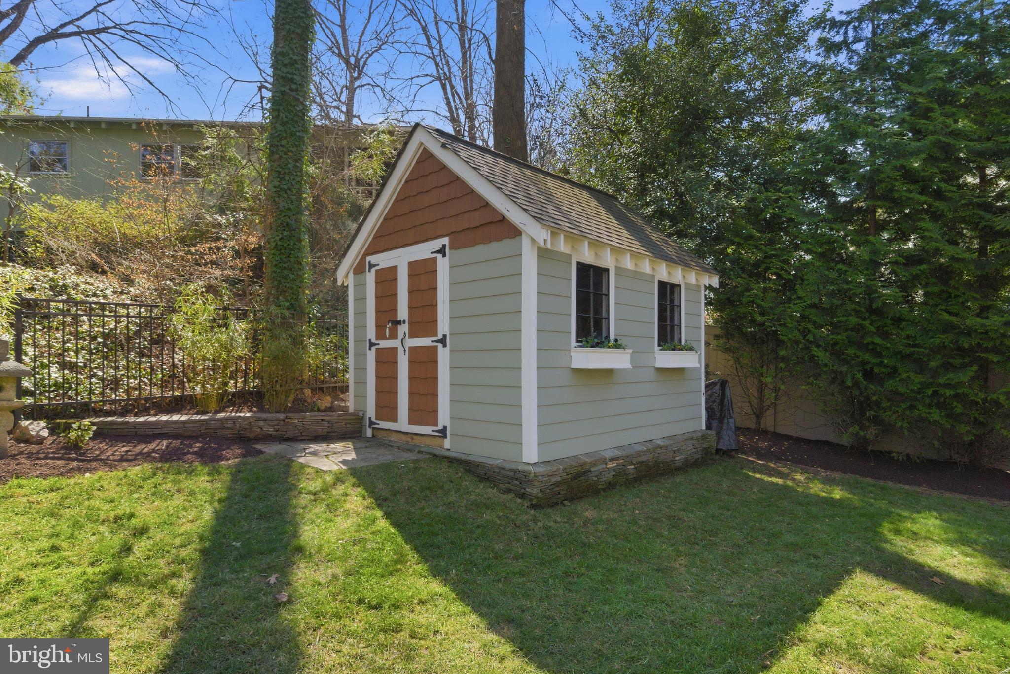 WILLIAMSBURG VILLAGE - Residential