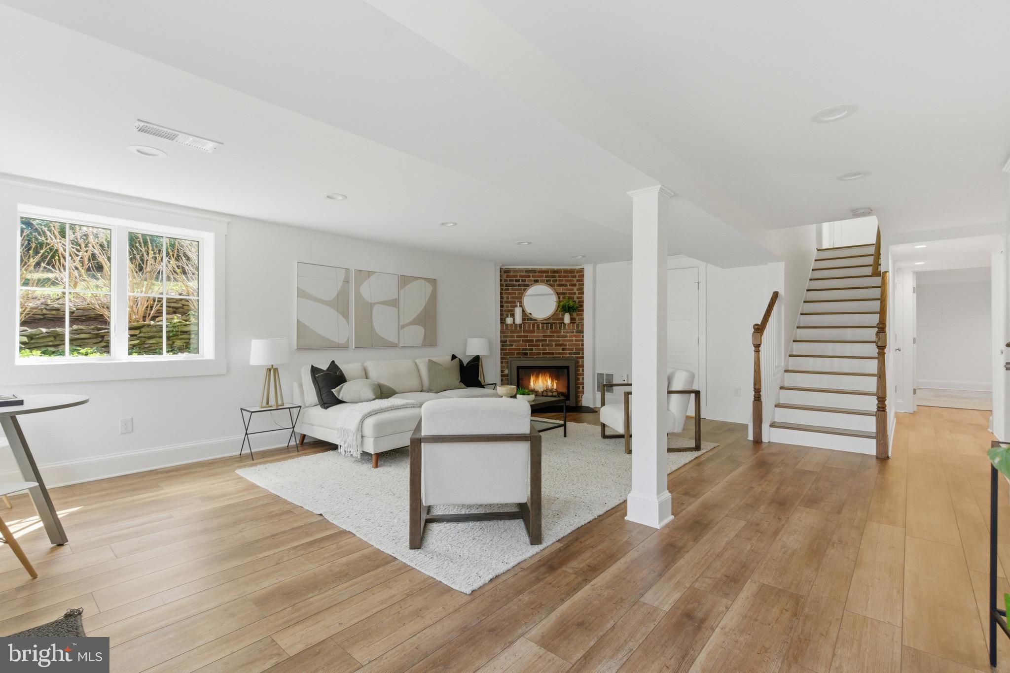 WILLIAMSBURG VILLAGE - Residential