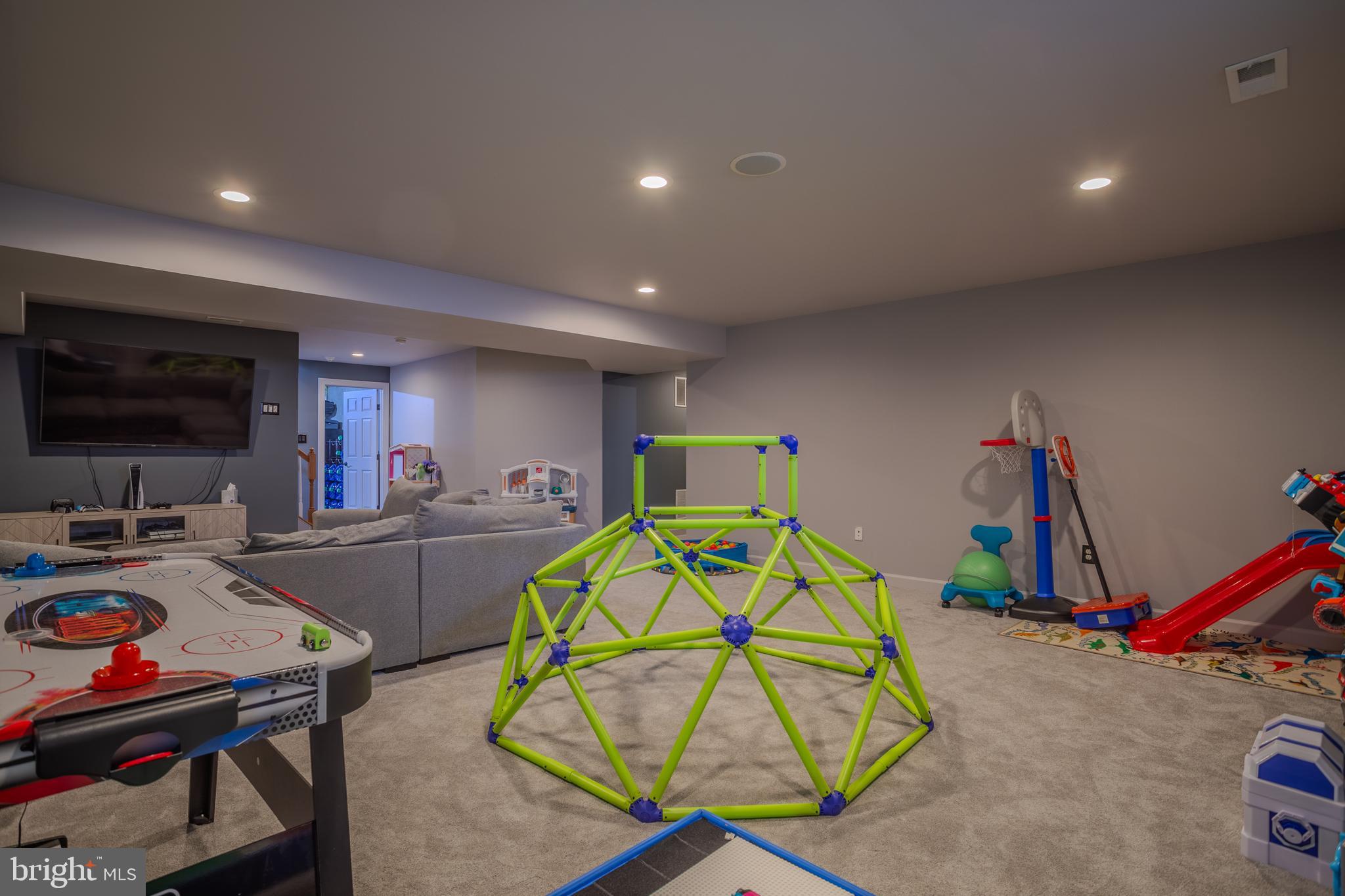 THE VILLAGE OF WASHINGTON TRAIL - Residential