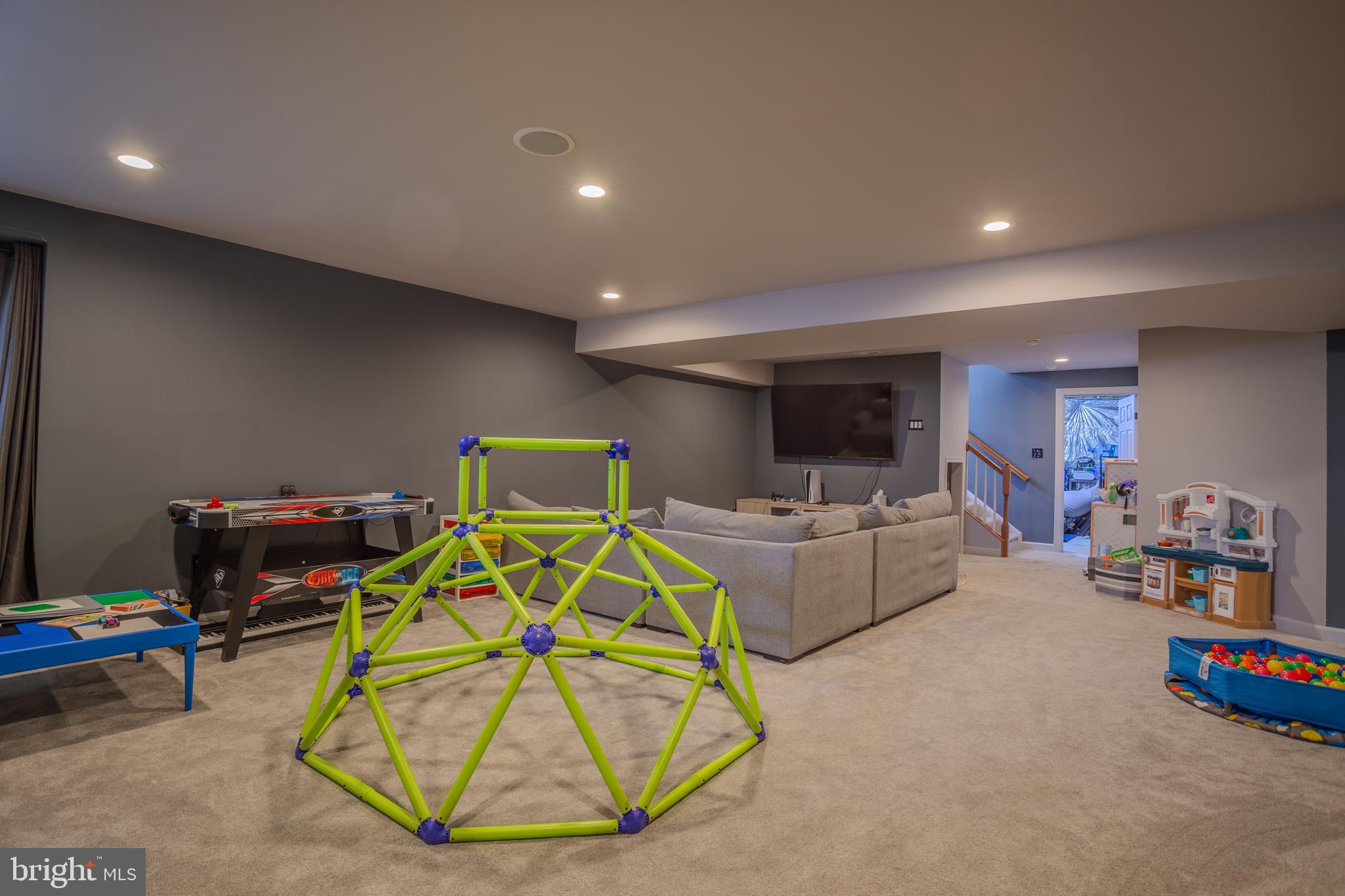 THE VILLAGE OF WASHINGTON TRAIL - Residential