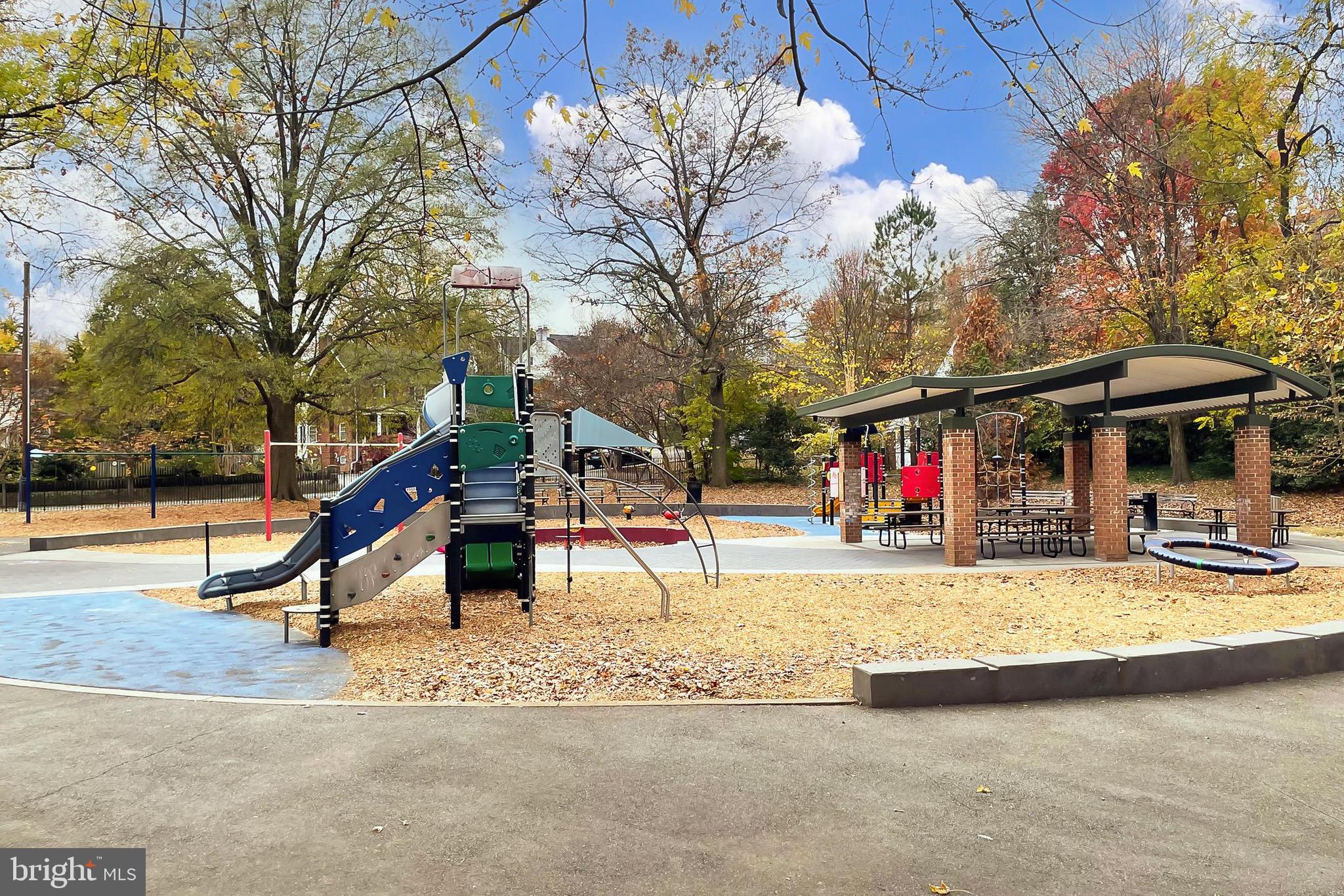 LYON VILLAGE - Residential