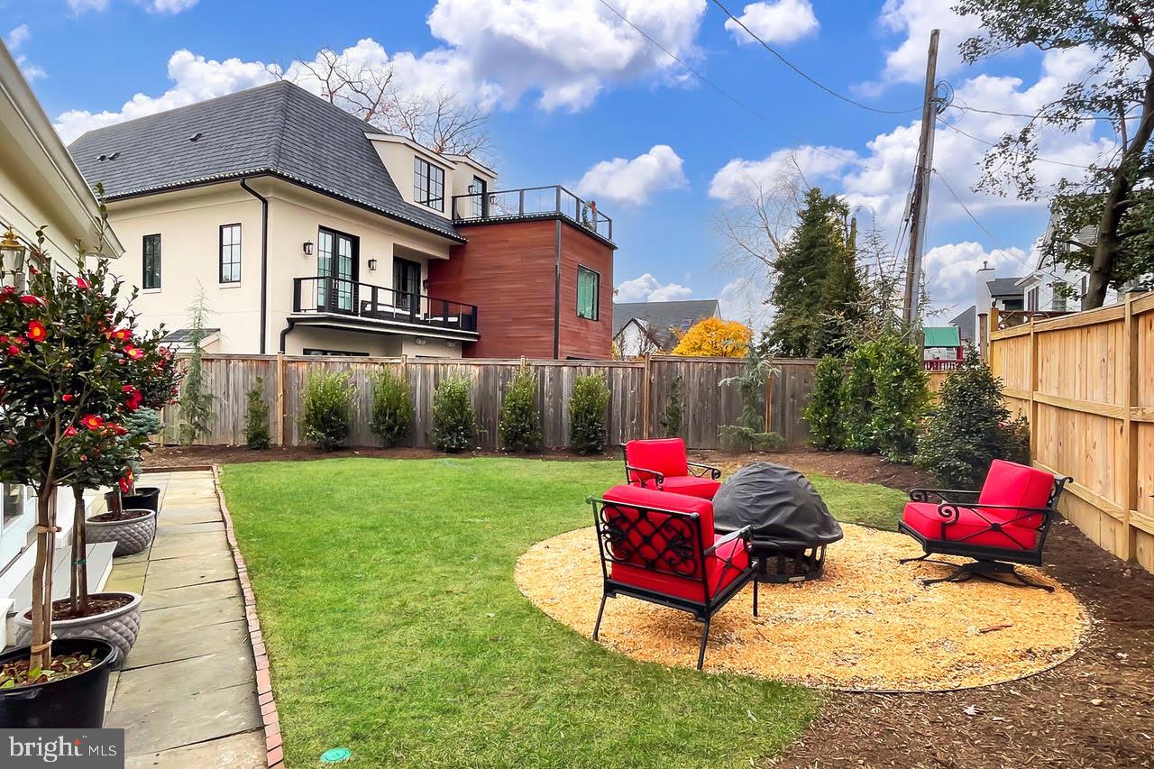 LYON VILLAGE - Residential