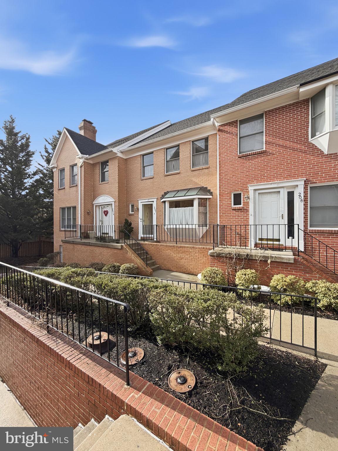 207 LOCUST STREET A SE