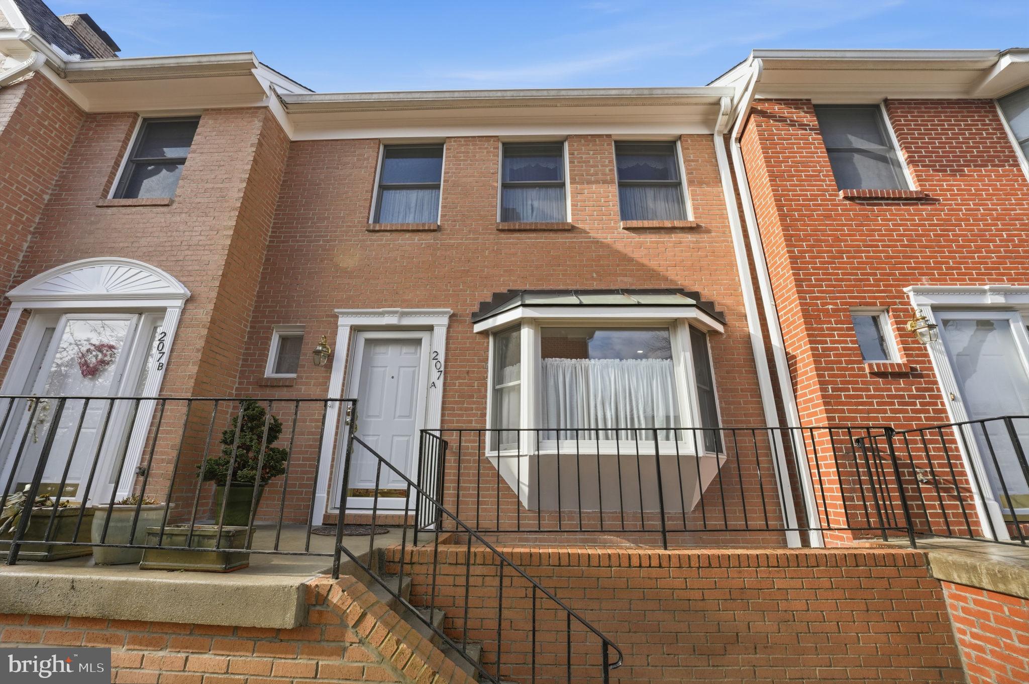 207 LOCUST STREET A SE