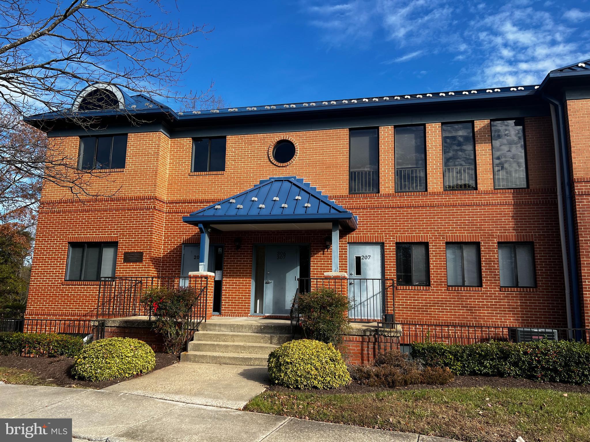 2nd Floor Walk-up Office Condominium space (Approx 818 SF) in Lakeview Professional Park. Floor Plan Includes Four (4) Private Offices, Kitchenette Area, In-Suite Bathroom and Reception Area. Freshly Painted. Suite Affords Beautiful Views of Post Office Lake. Owner Shares Parking in Open Parking Lot (Approx. 65 spaces).