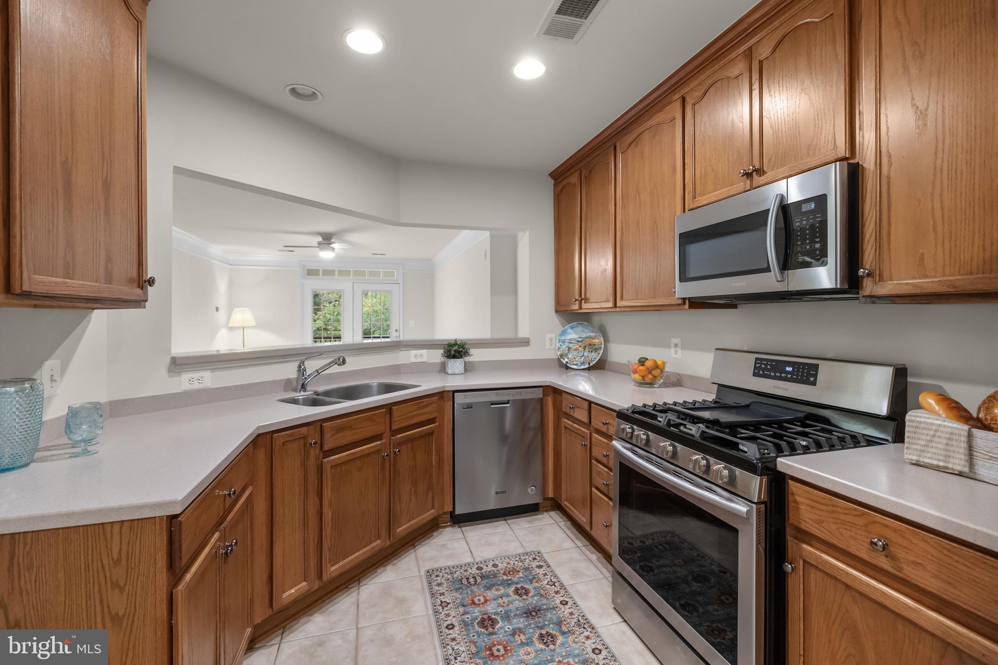 SAINTSBURY PLAZA - Residential