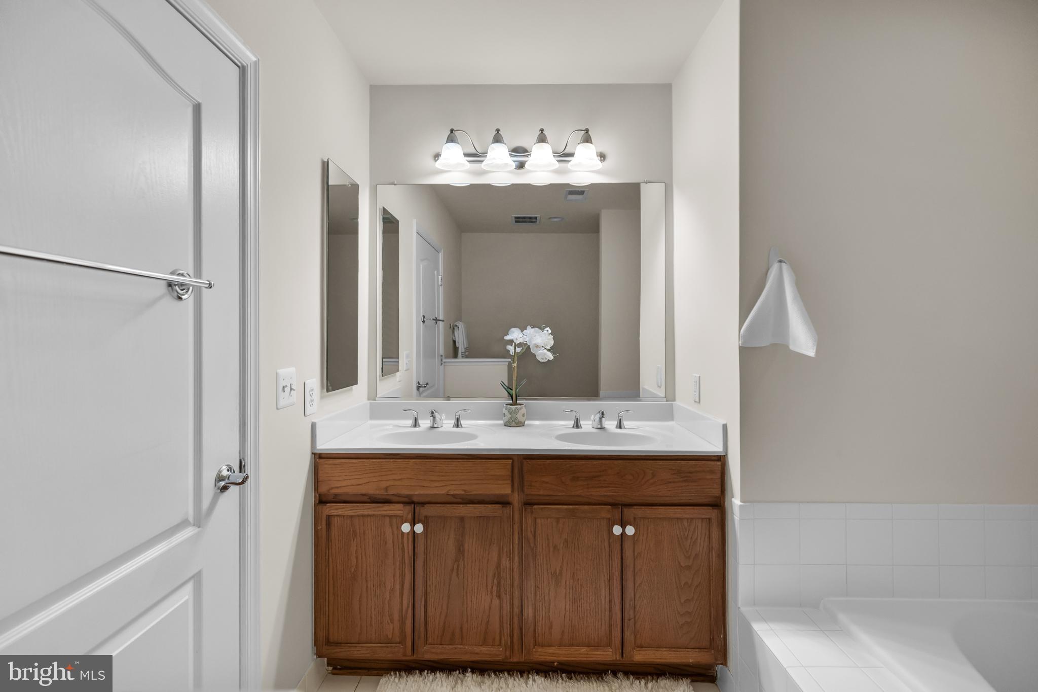 SAINTSBURY PLAZA - Residential