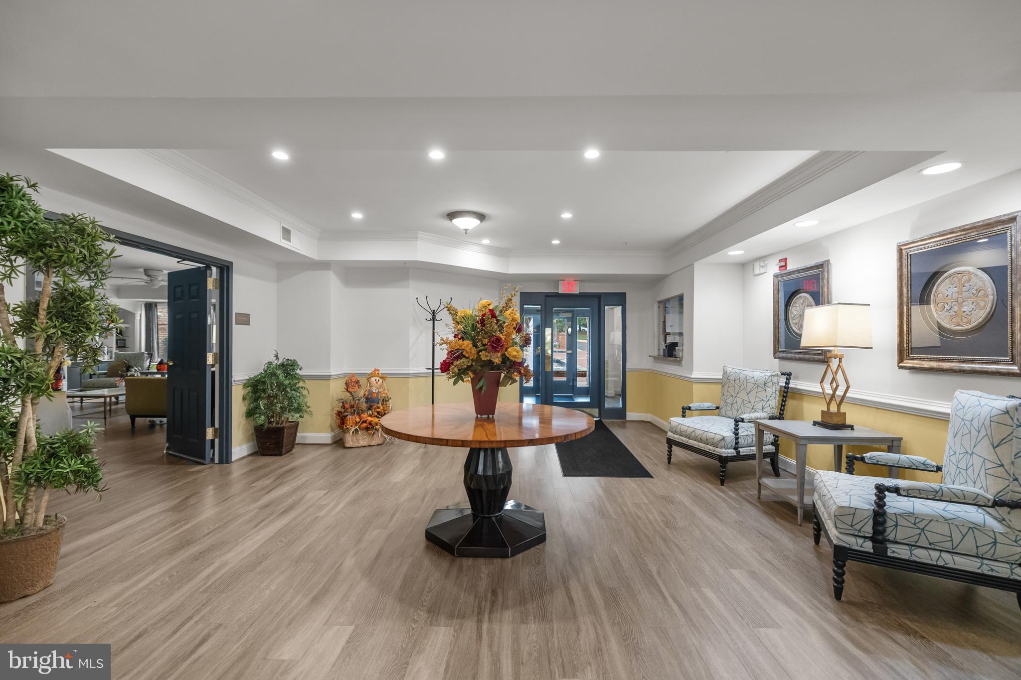 SAINTSBURY PLAZA - Residential