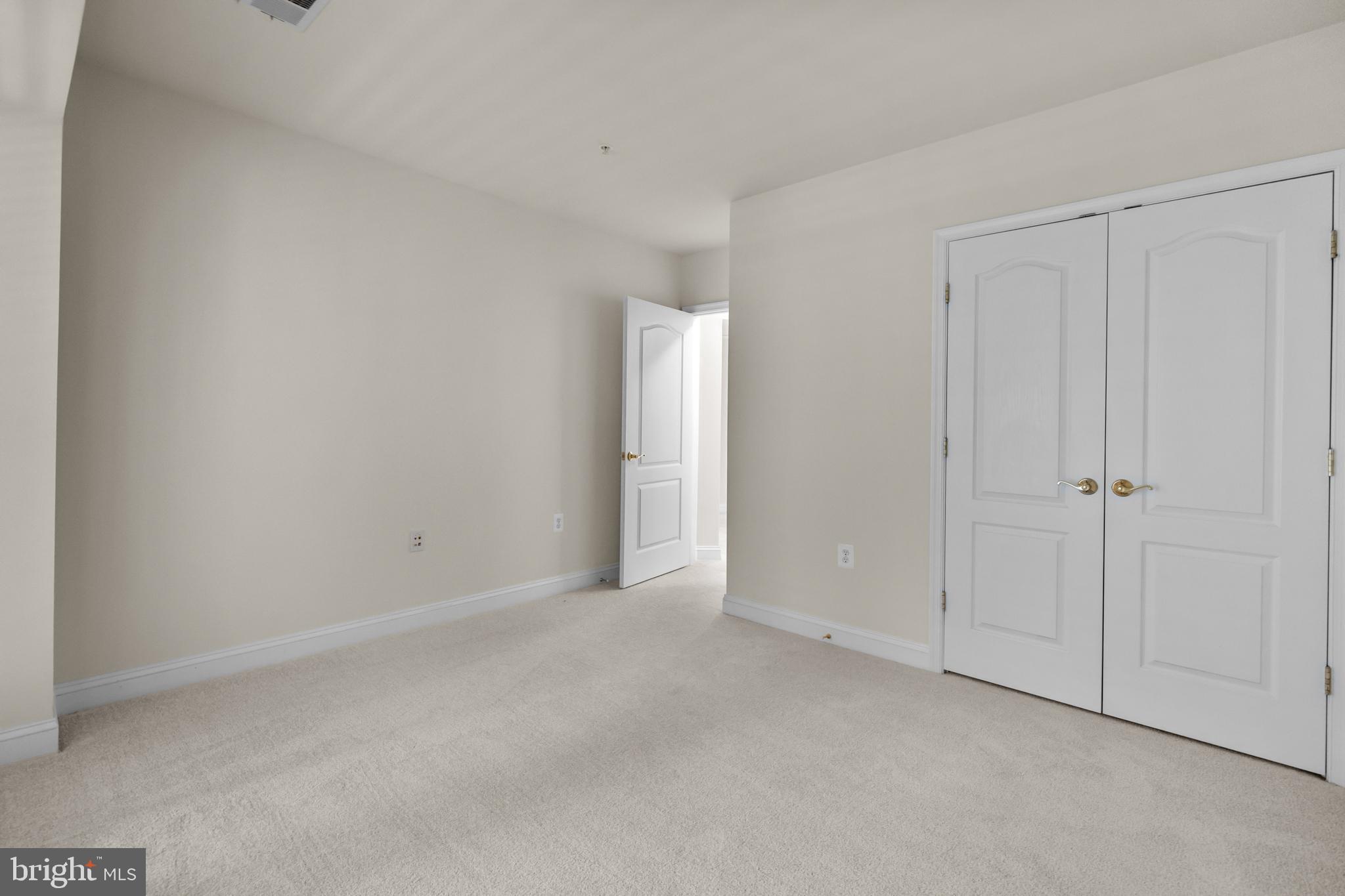 SAINTSBURY PLAZA - Residential