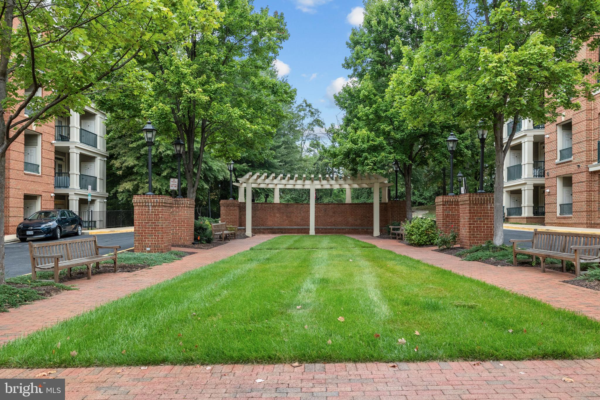 SAINTSBURY PLAZA - Residential