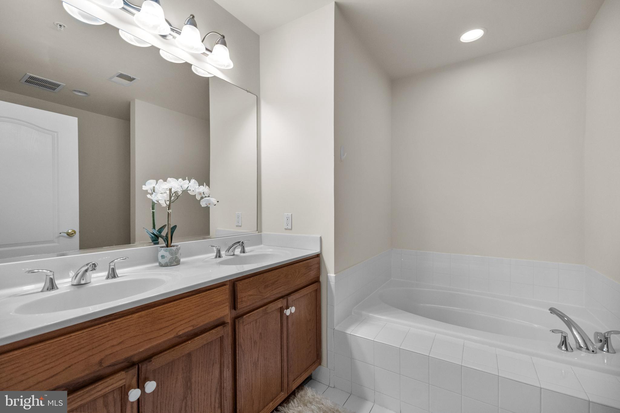 SAINTSBURY PLAZA - Residential