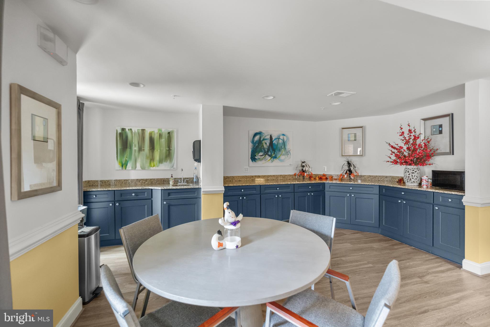 SAINTSBURY PLAZA - Residential