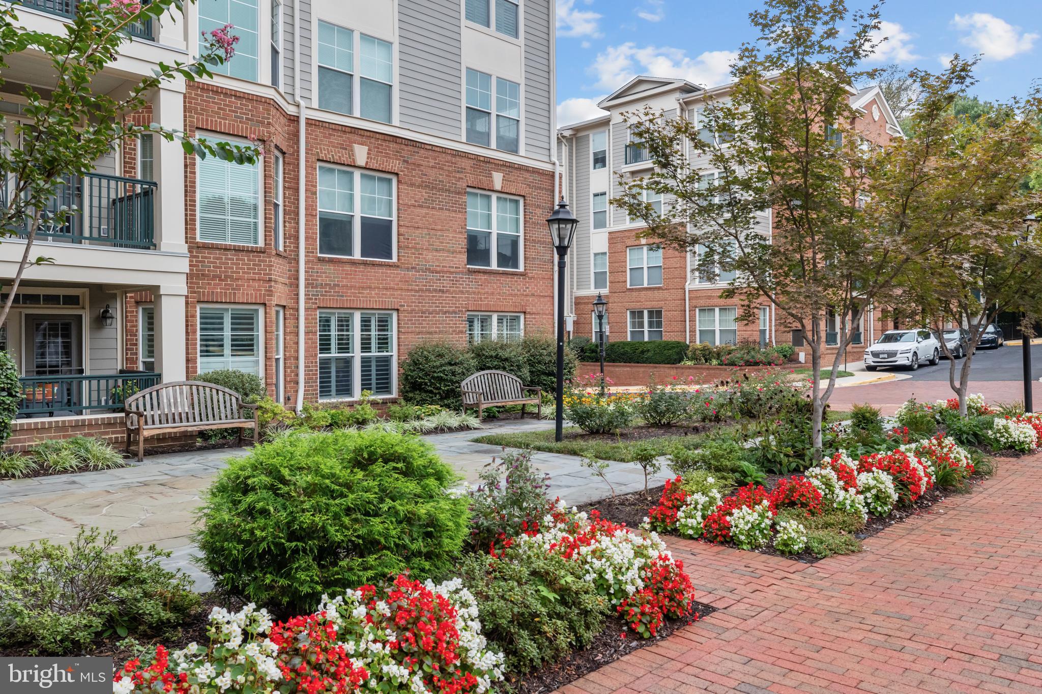 SAINTSBURY PLAZA - Residential