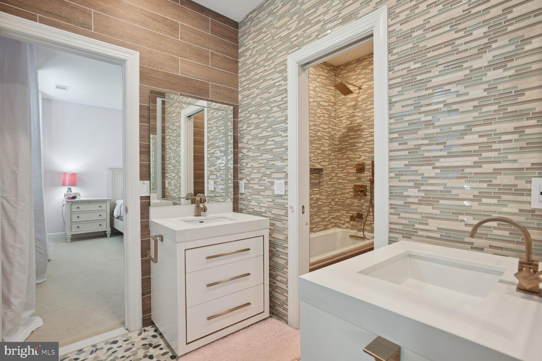 RIVER CREEK - Residential Lease