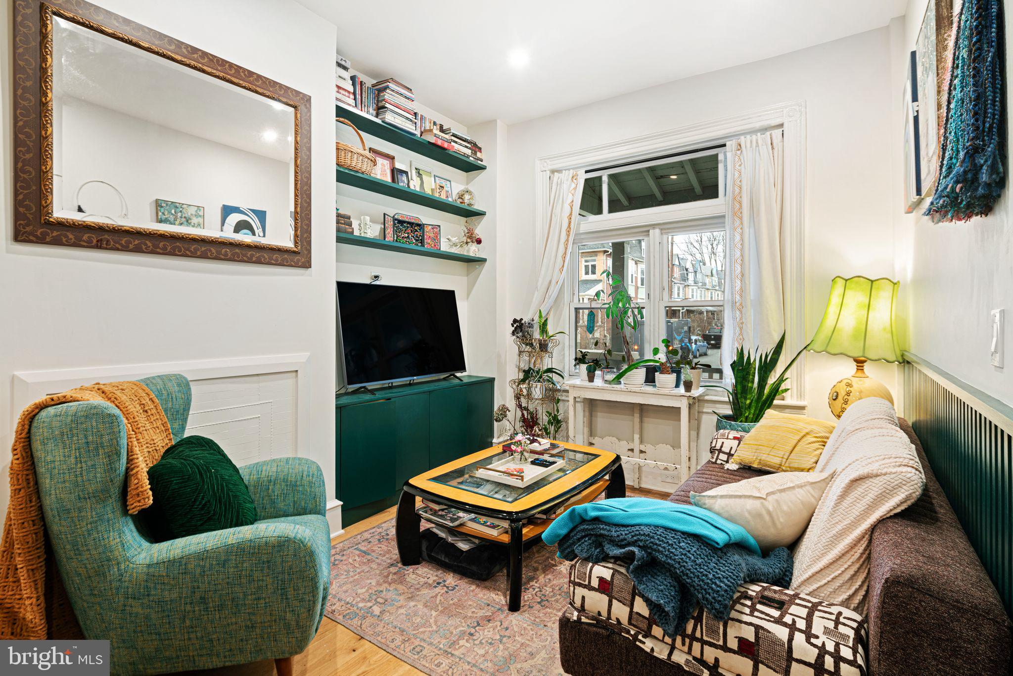 UNIVERSITY CITY - Residential Income