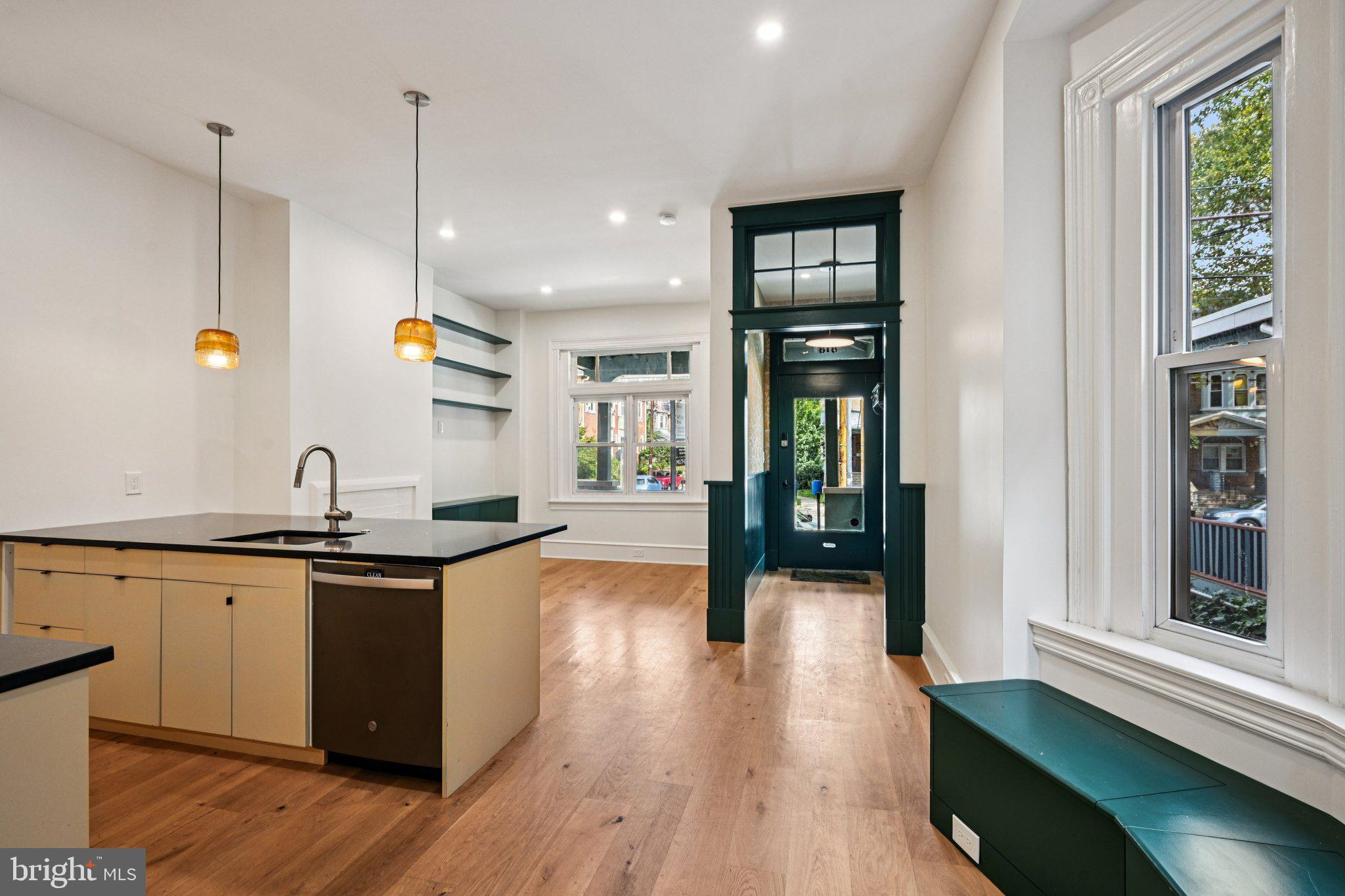 UNIVERSITY CITY - Residential Income