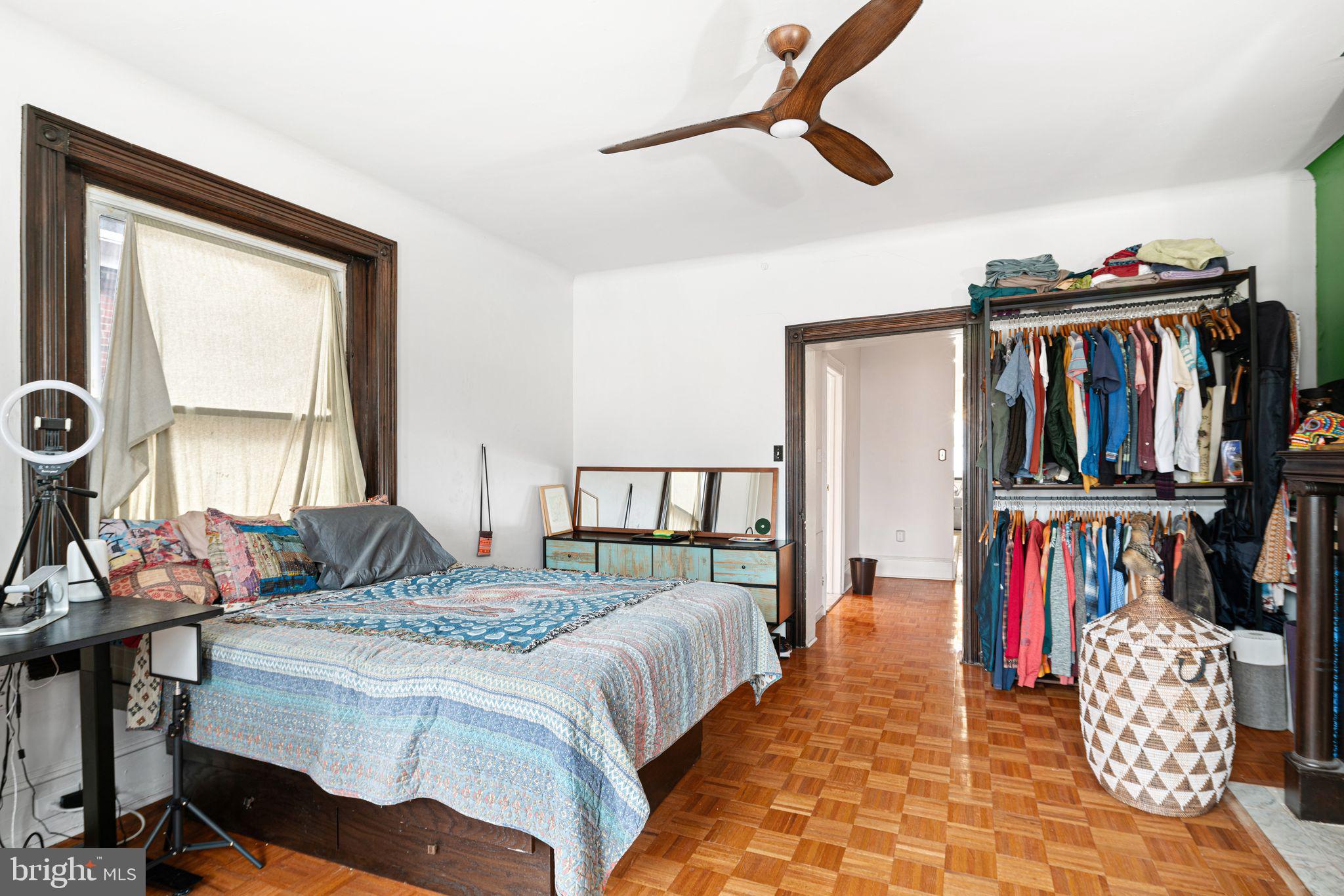 UNIVERSITY CITY - Residential Income