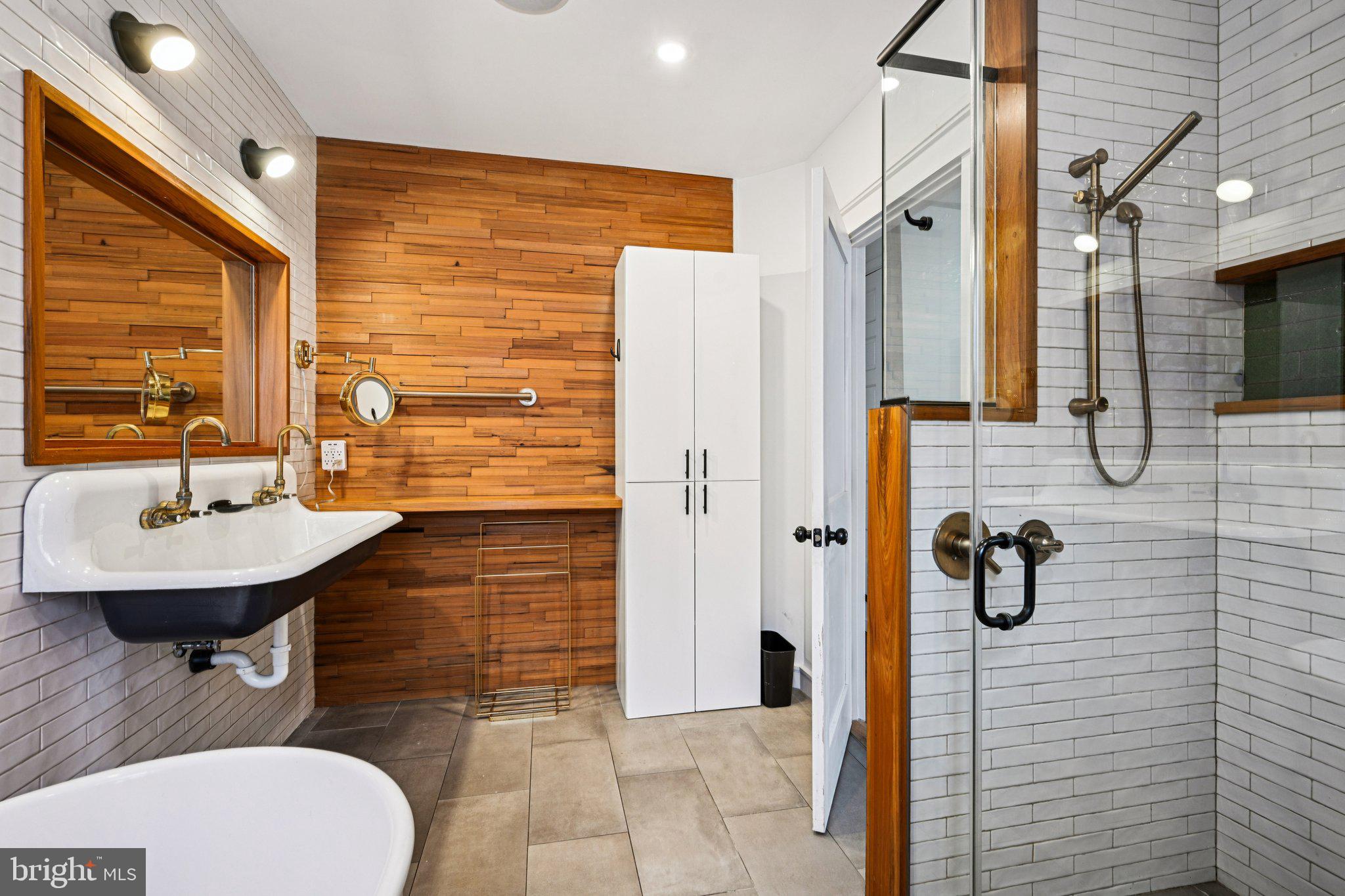 UNIVERSITY CITY - Residential Income