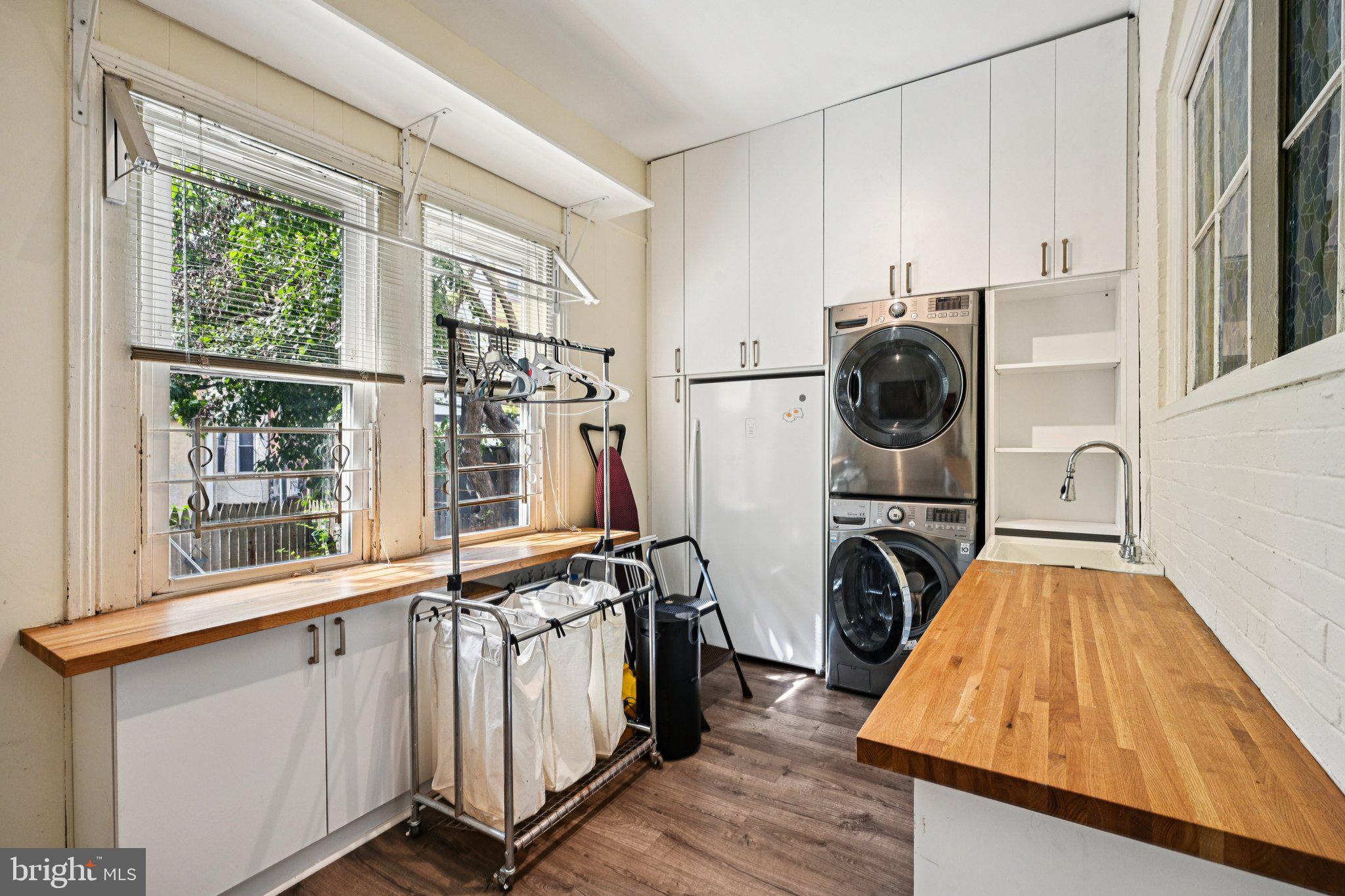 UNIVERSITY CITY - Residential Income