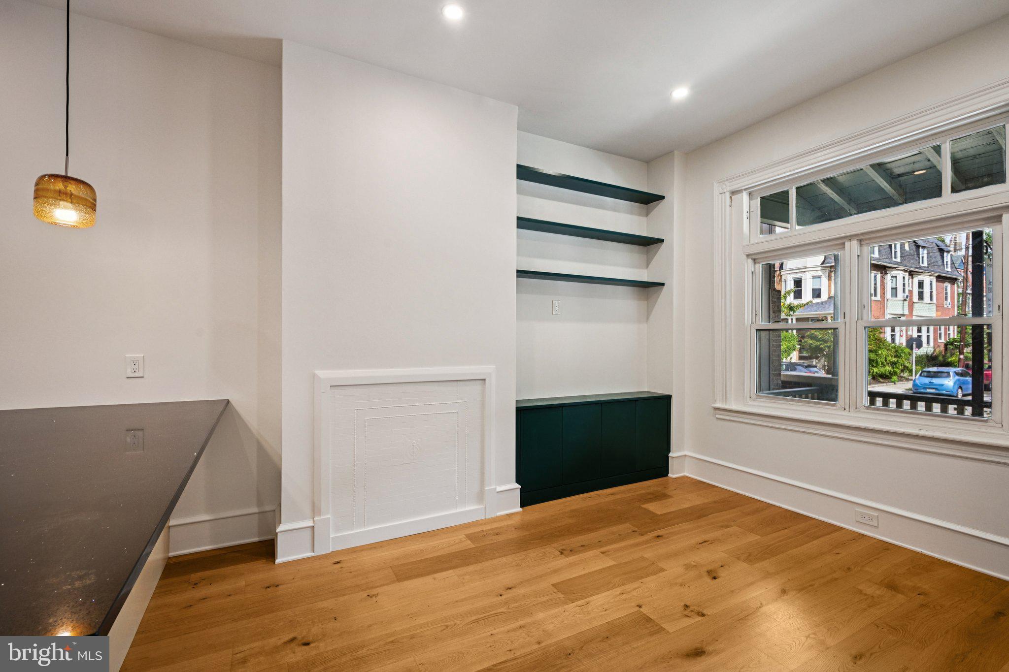 UNIVERSITY CITY - Residential Income