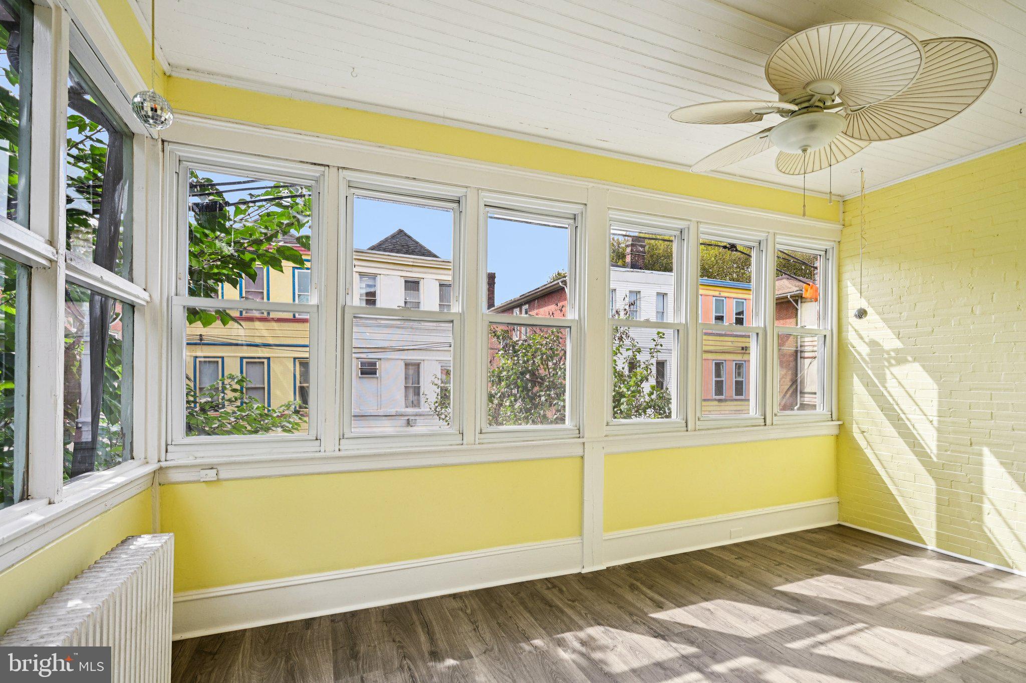 UNIVERSITY CITY - Residential Income